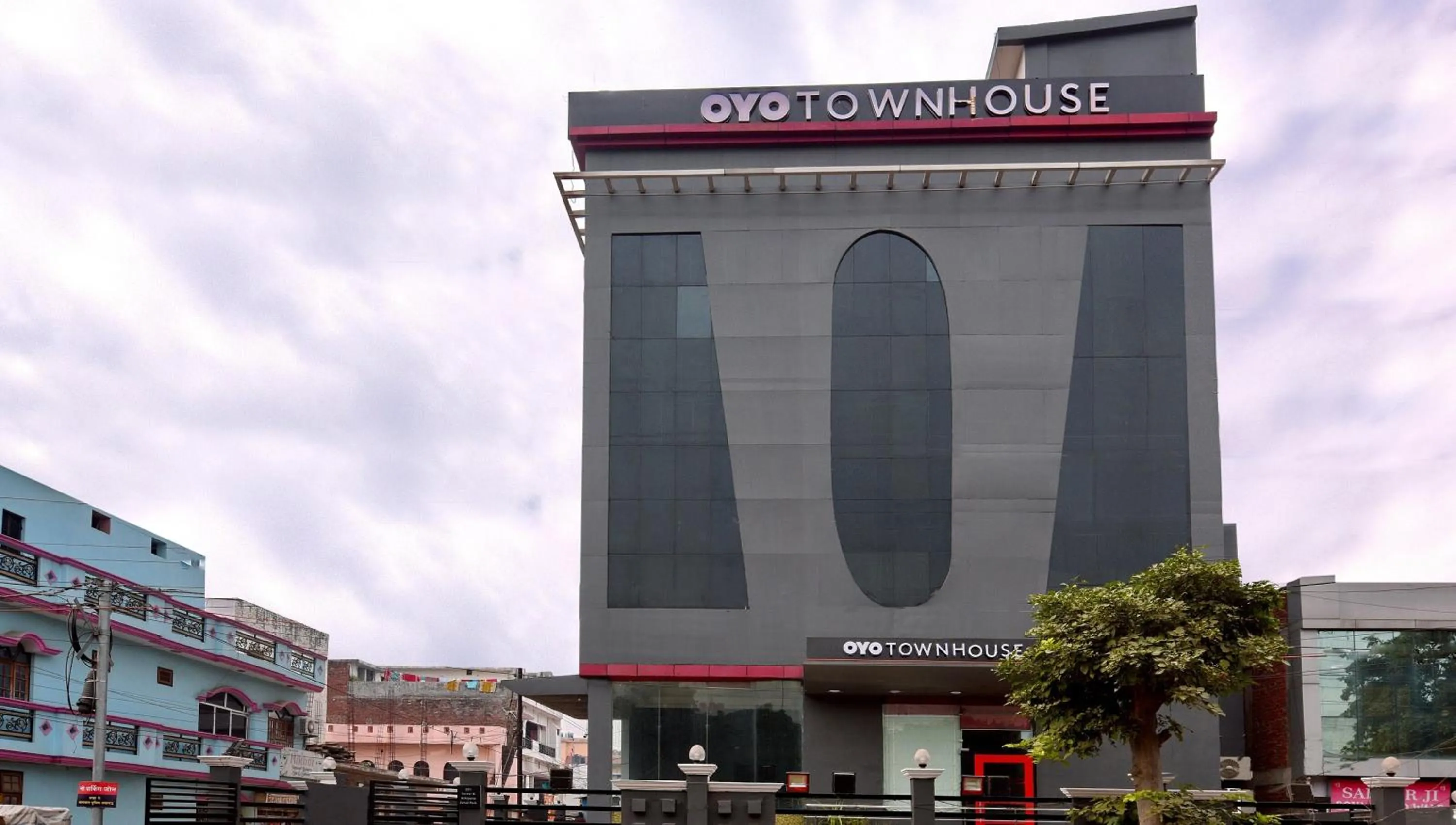 Facade/entrance in Super Townhouse Function Inn Near Chaudhary Charan Singh International Airport