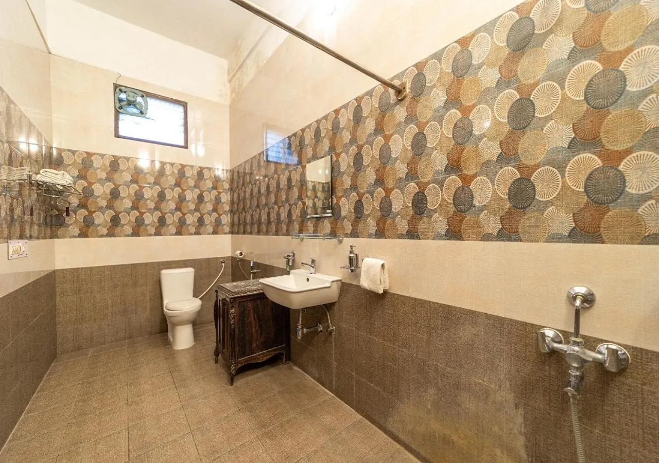 Toilet in Dumas Guest House