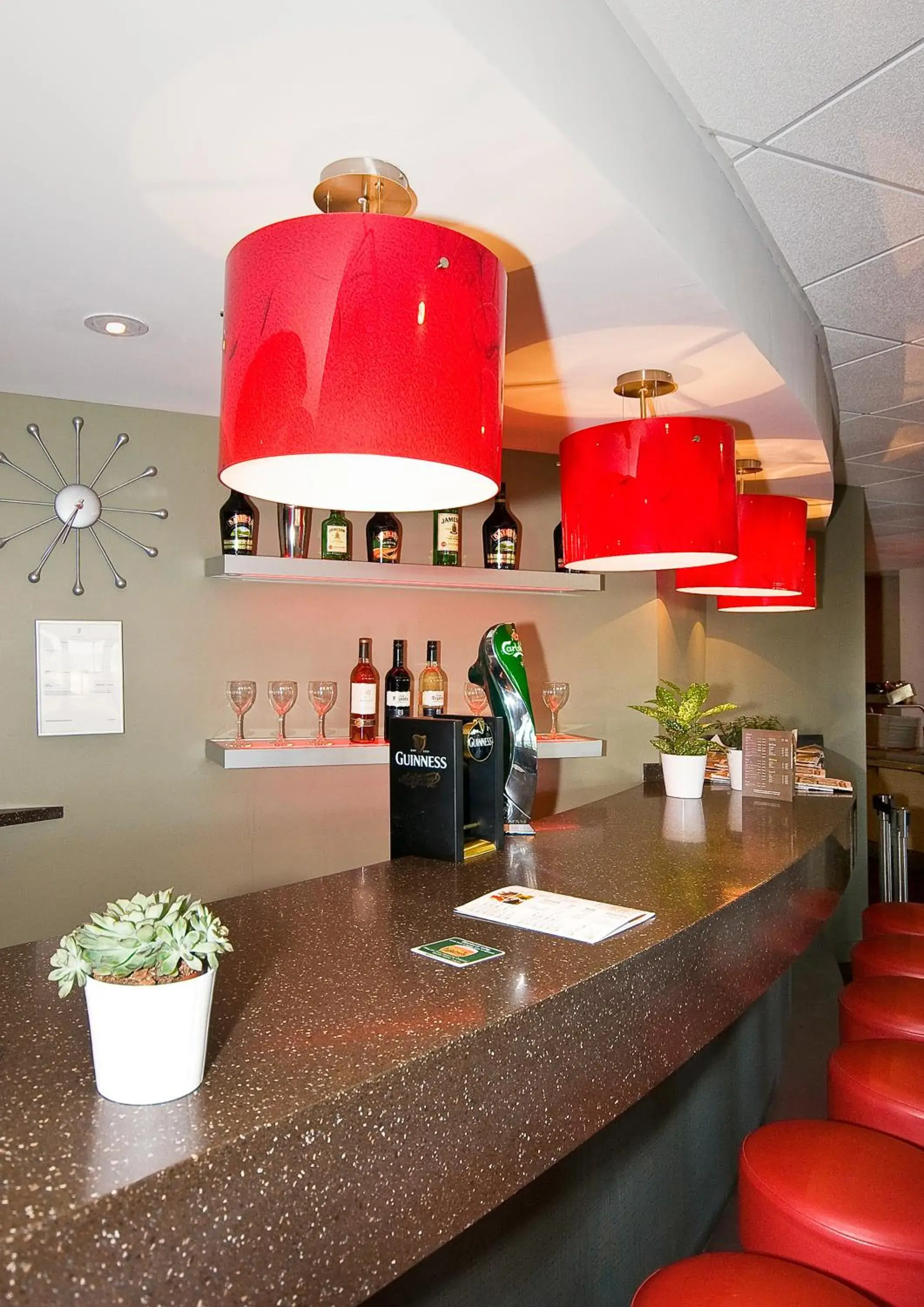 Lounge or bar, Kitchen/Kitchenette in Ibis Dublin Hotel