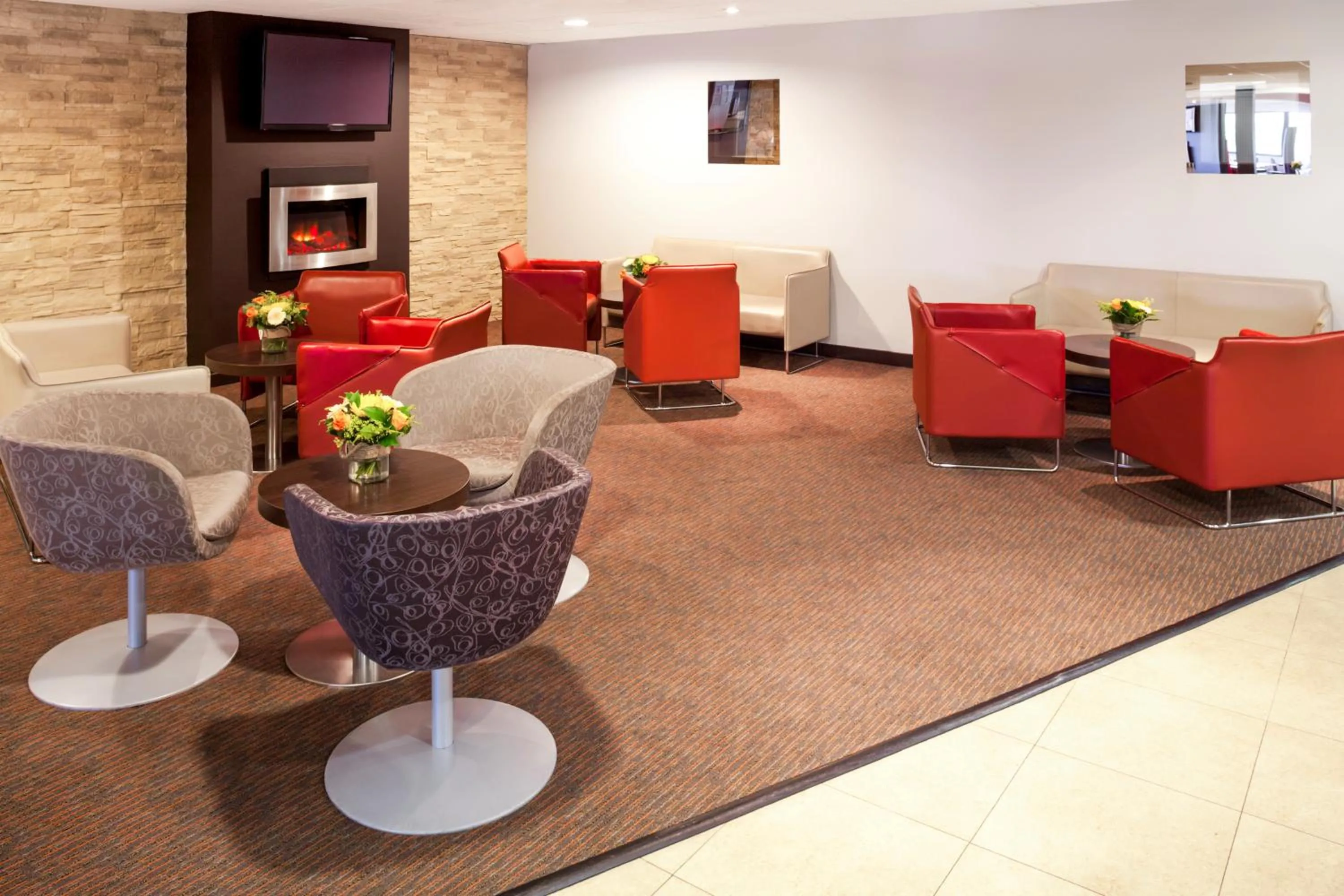 Communal lounge/ TV room, Lounge/Bar in Ibis Dublin Hotel