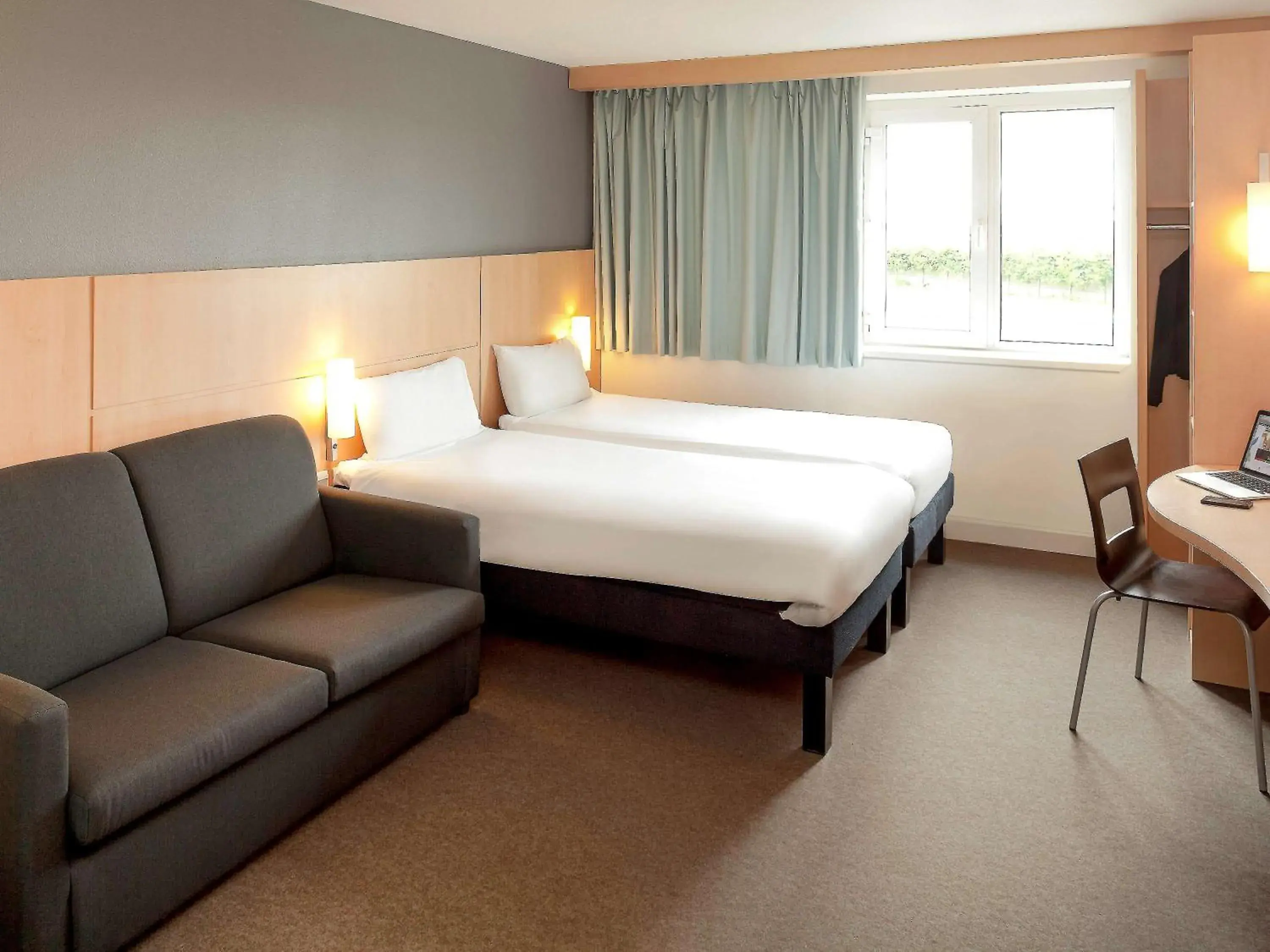 Photo of the whole room in Ibis Dublin Hotel