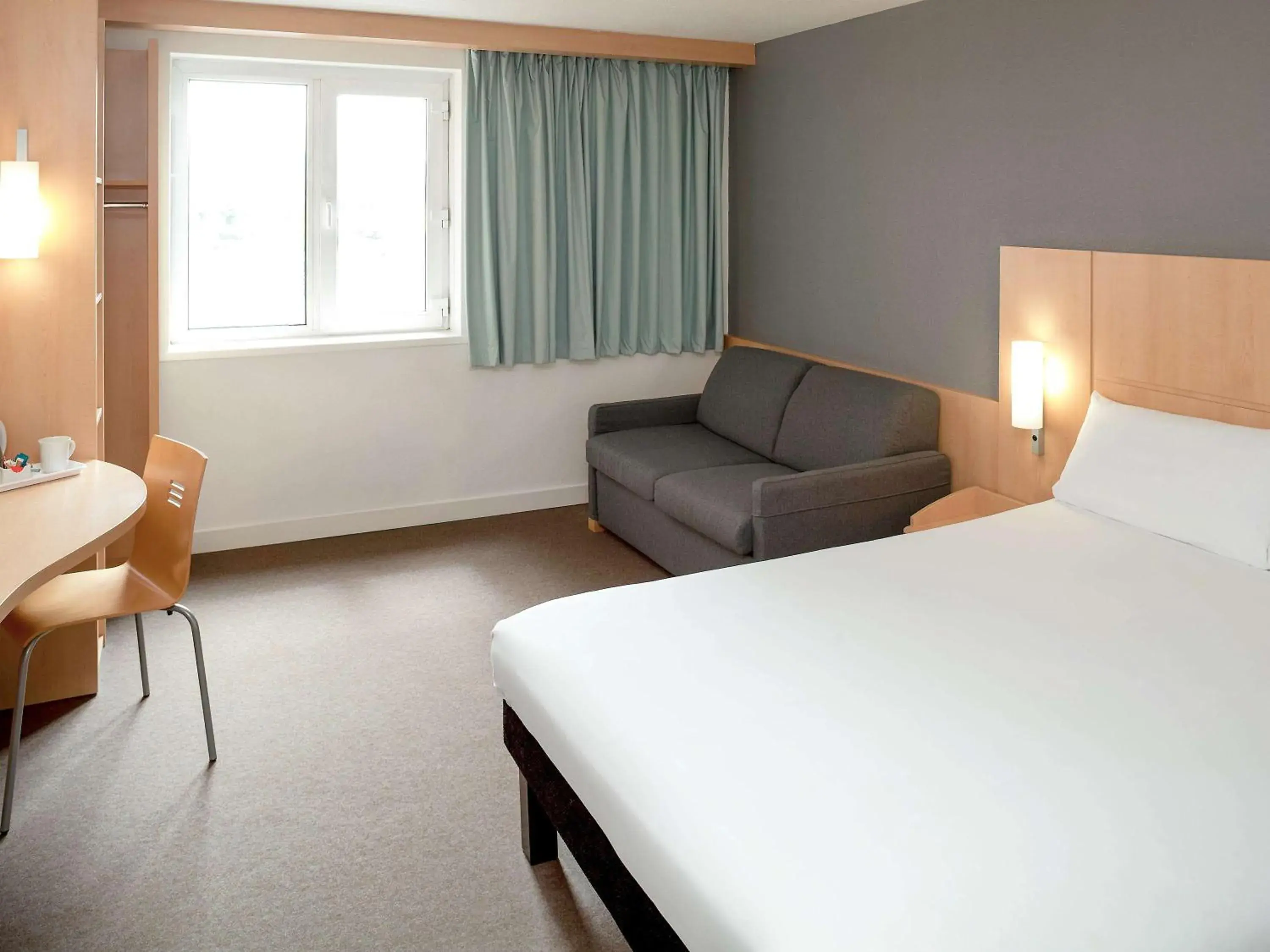 Photo of the whole room, Bed in Ibis Dublin Hotel