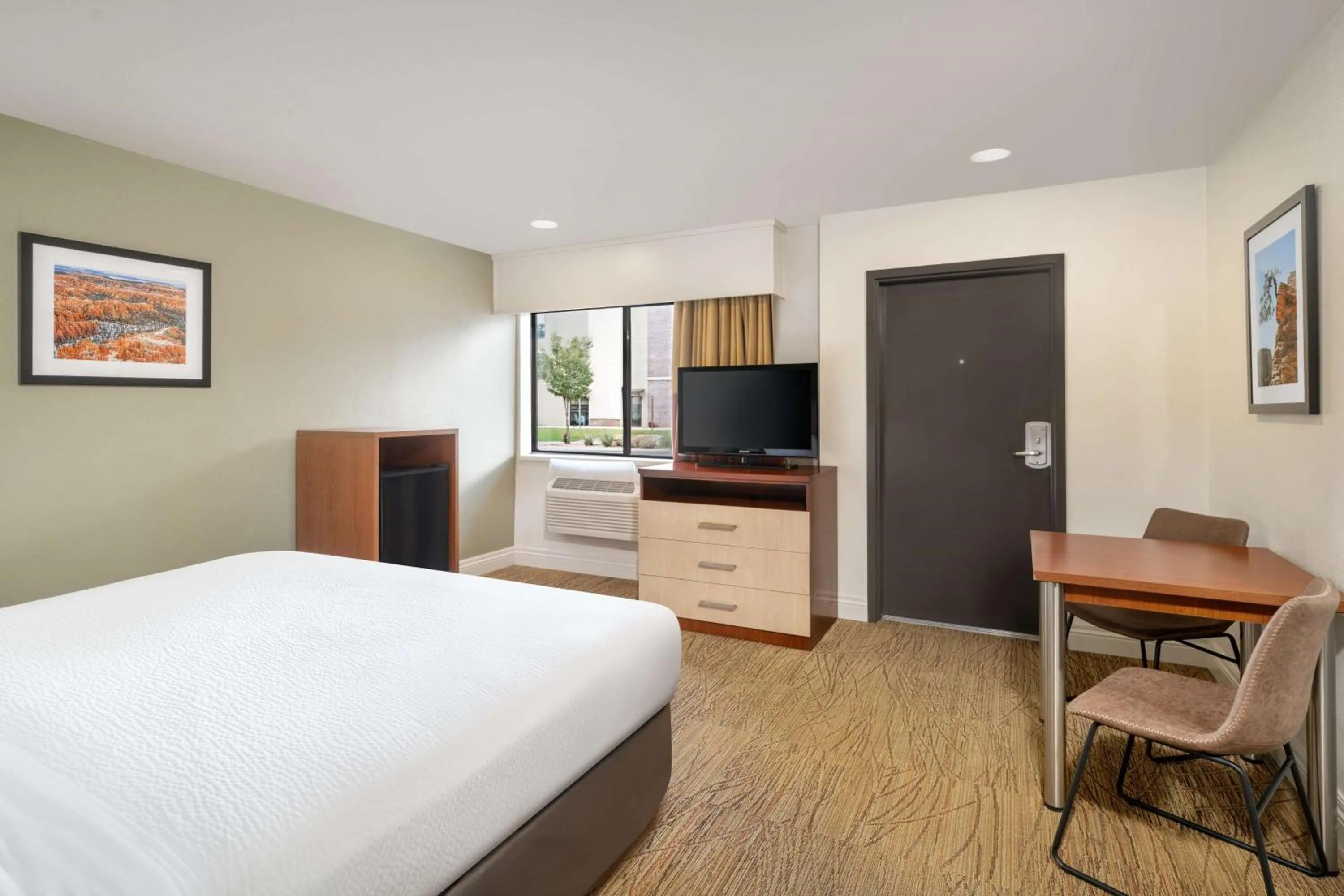 Bedroom, Bed in Best Western Red Hills