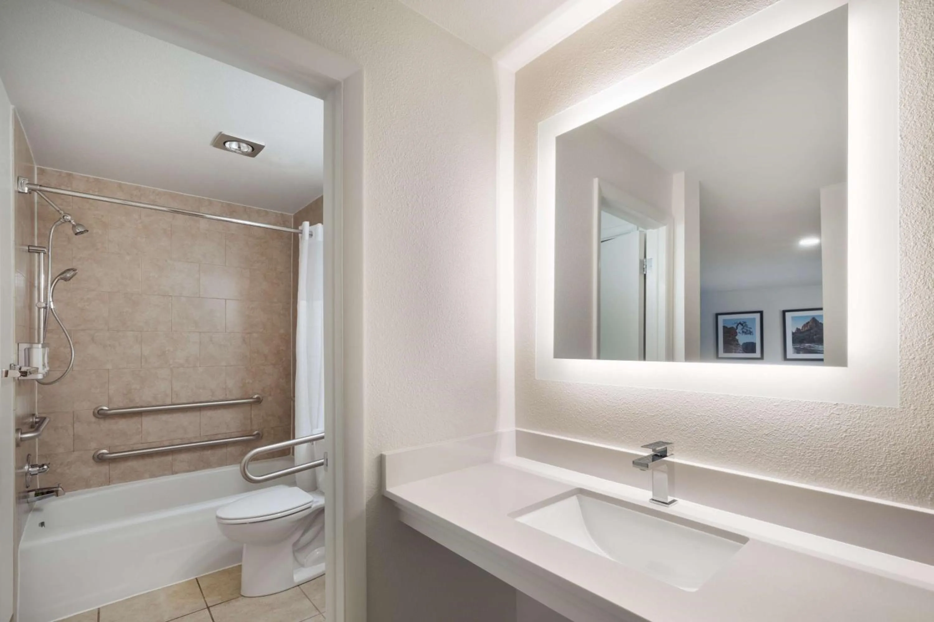 Bathroom in Best Western Red Hills