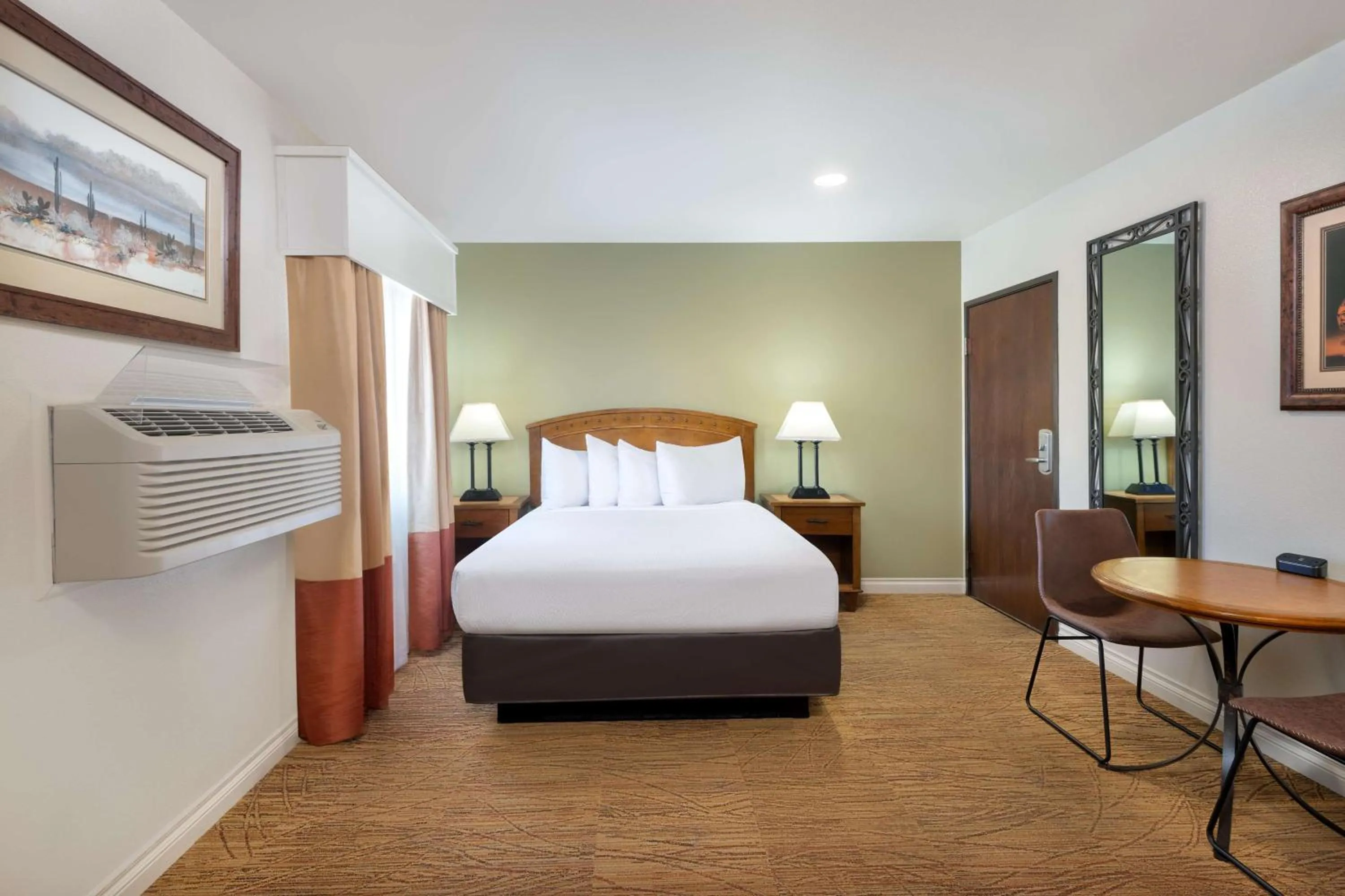 Bedroom, Bed in Best Western Red Hills