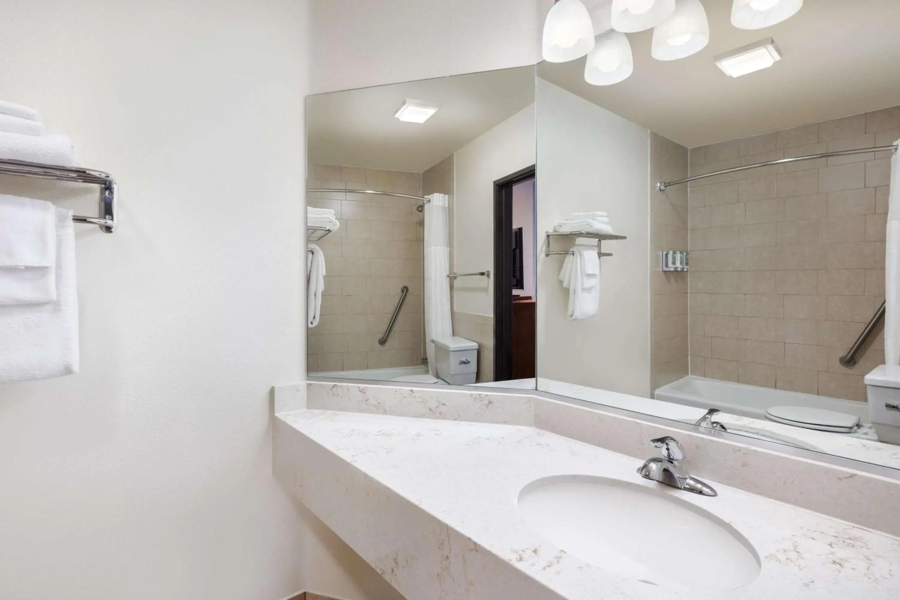 Bathroom in Best Western Red Hills Bathroom in Best Western Red Hills