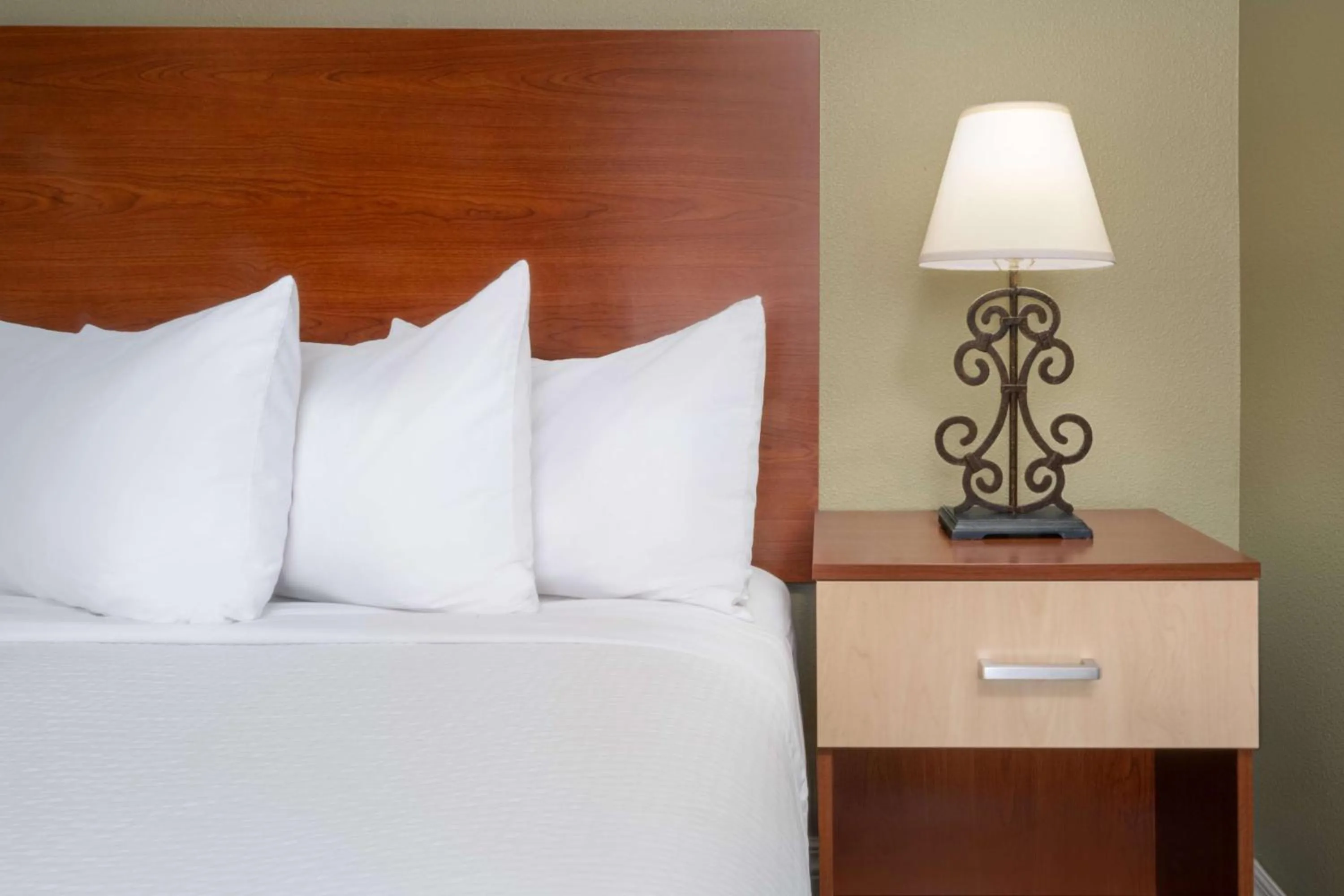 Bedroom, Bed in Best Western Red Hills