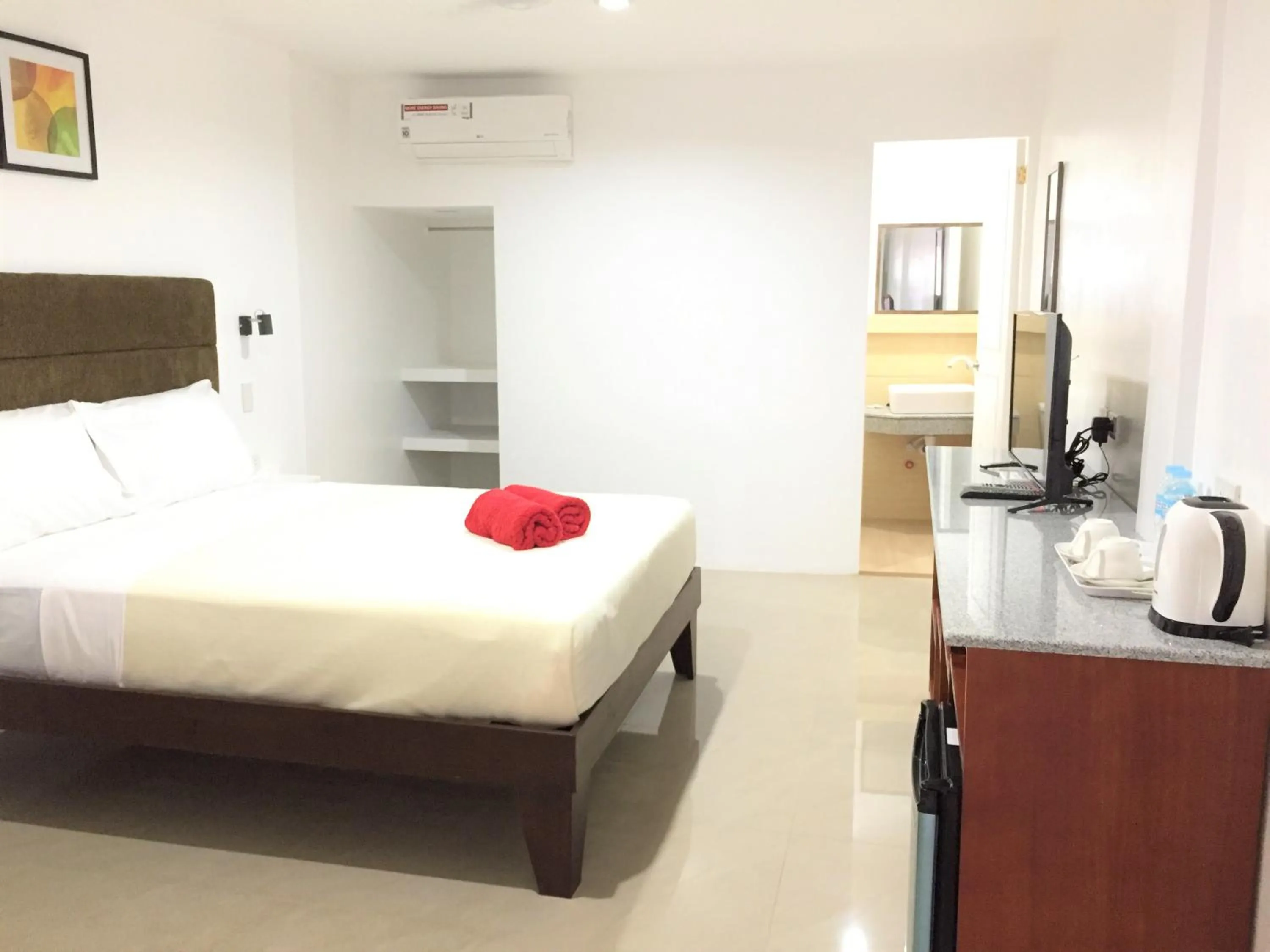 Bedroom, Bed in Heartland Hotel Serviced Rooms & Apartments.