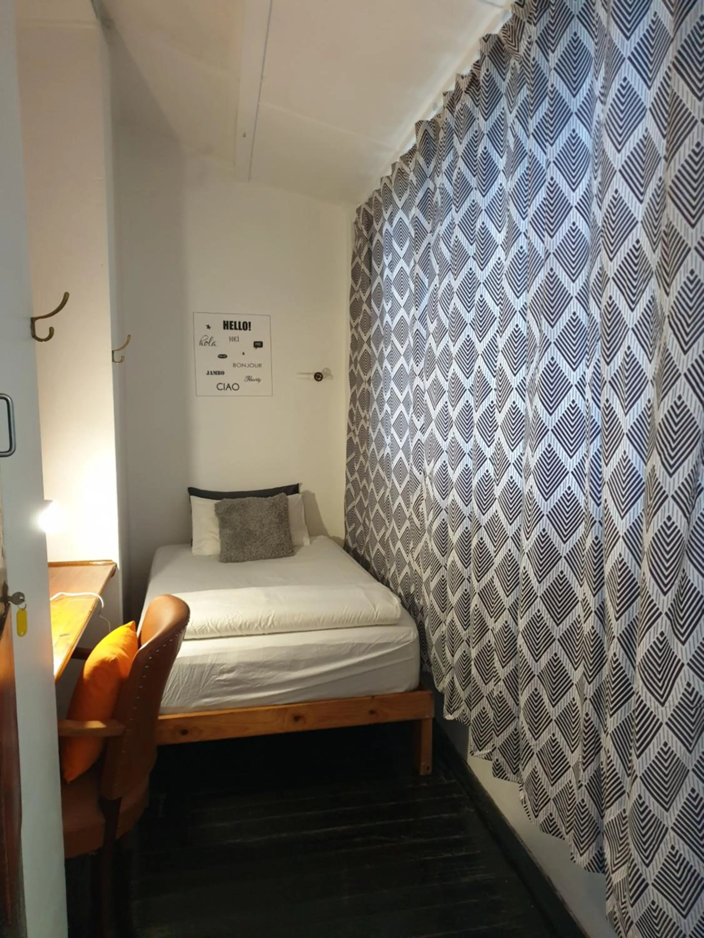 Photo of the whole room, Bed in Zebra Crossing Backpacker