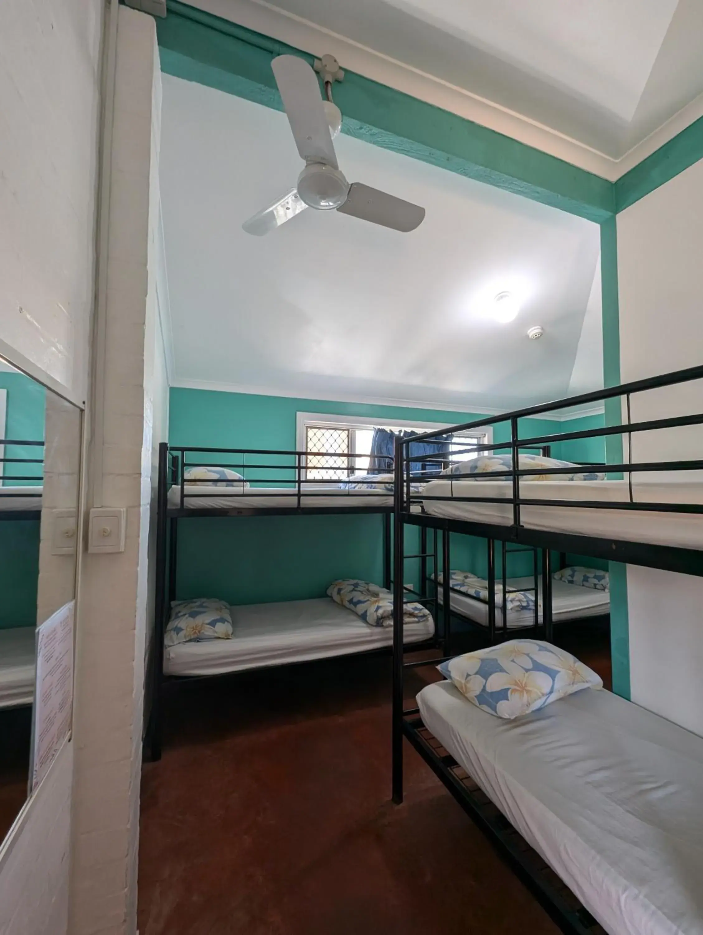 Bed in 6-Bed Mixed Dormitory Room in Ozzie Pozzie Backpackers Bed in 6-Bed Mixed Dormitory Room in Ozzie Pozzie Backpackers