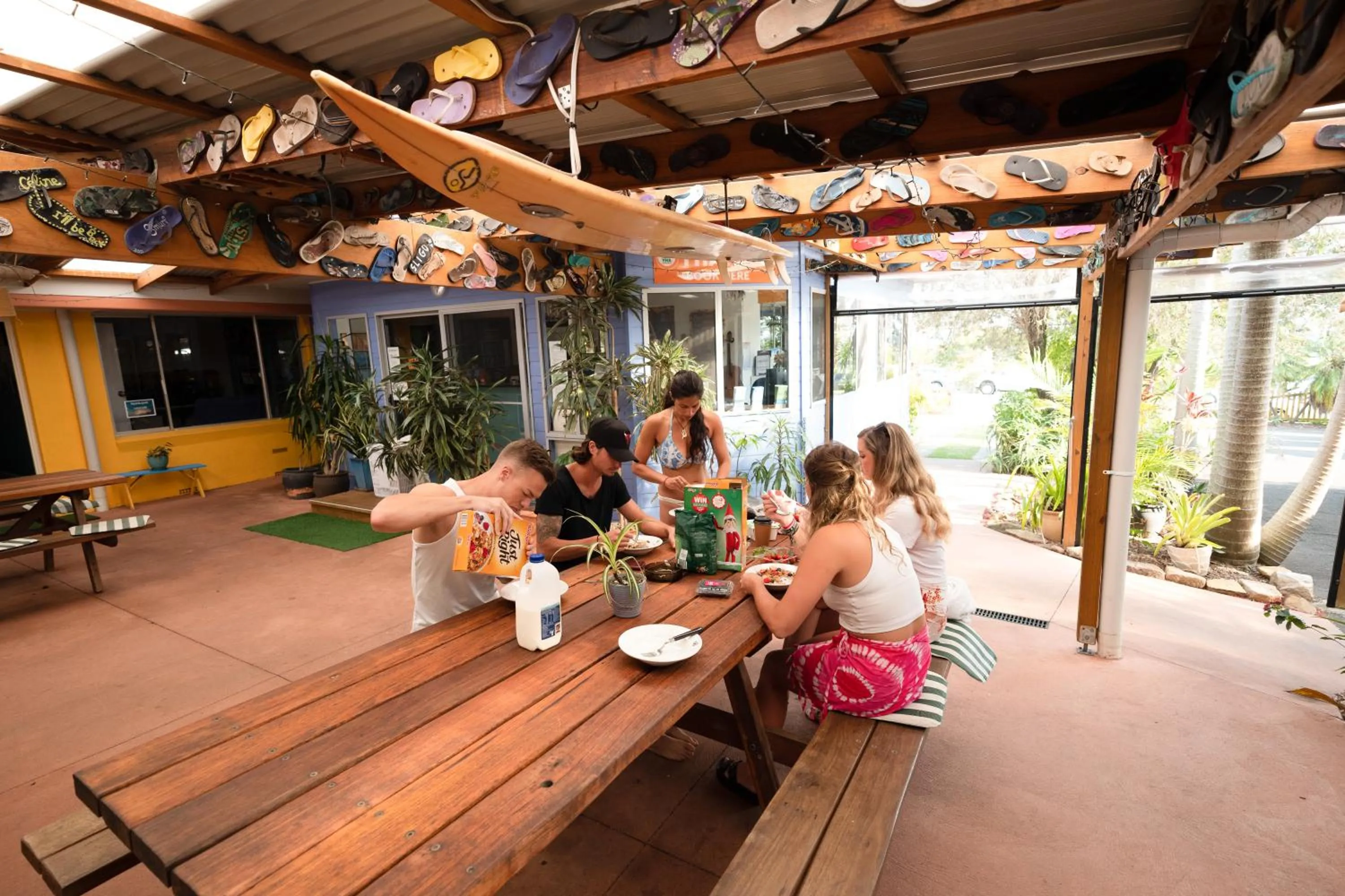 Communal kitchen in Ozzie Pozzie Backpackers