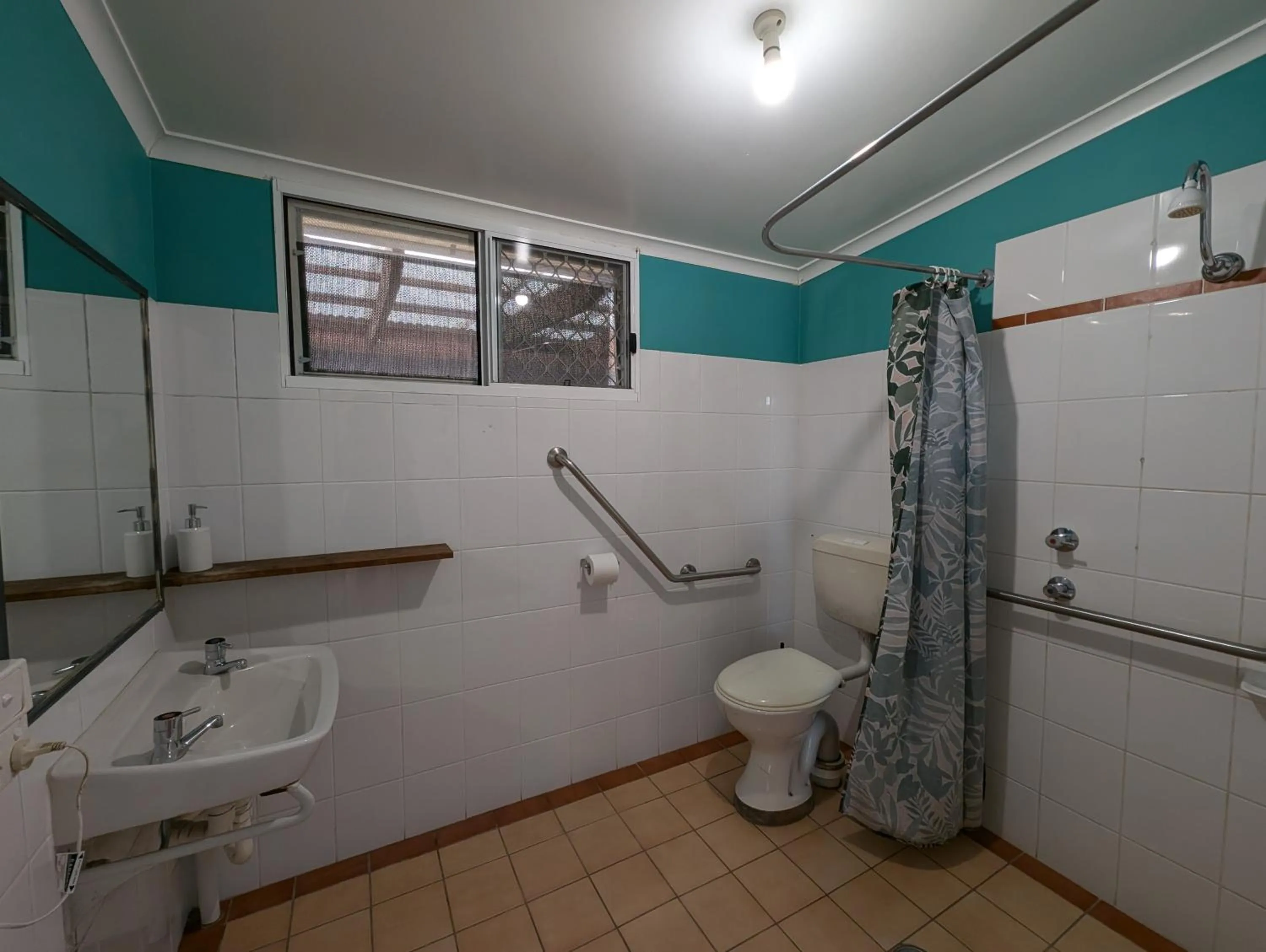 Bathroom in Ozzie Pozzie Backpackers