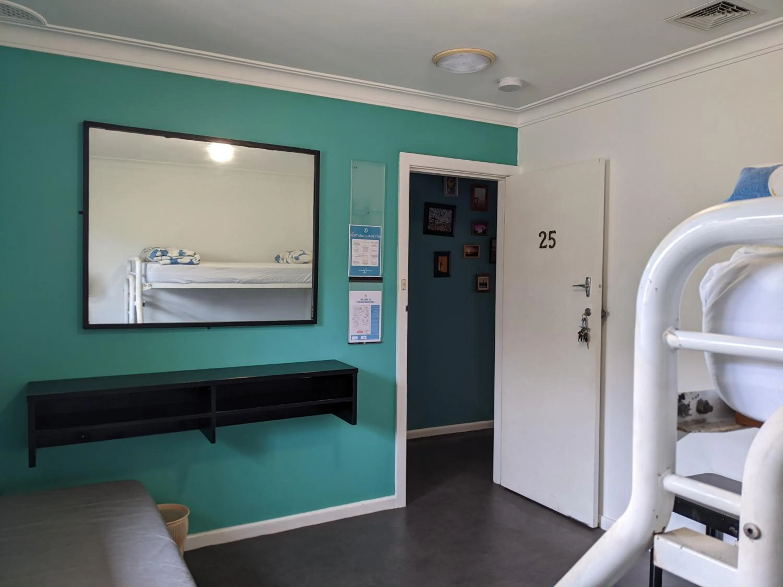 Bedroom in Ozzie Pozzie Backpackers