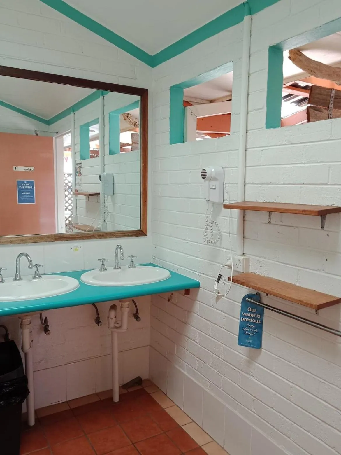 Bathroom in Ozzie Pozzie Backpackers