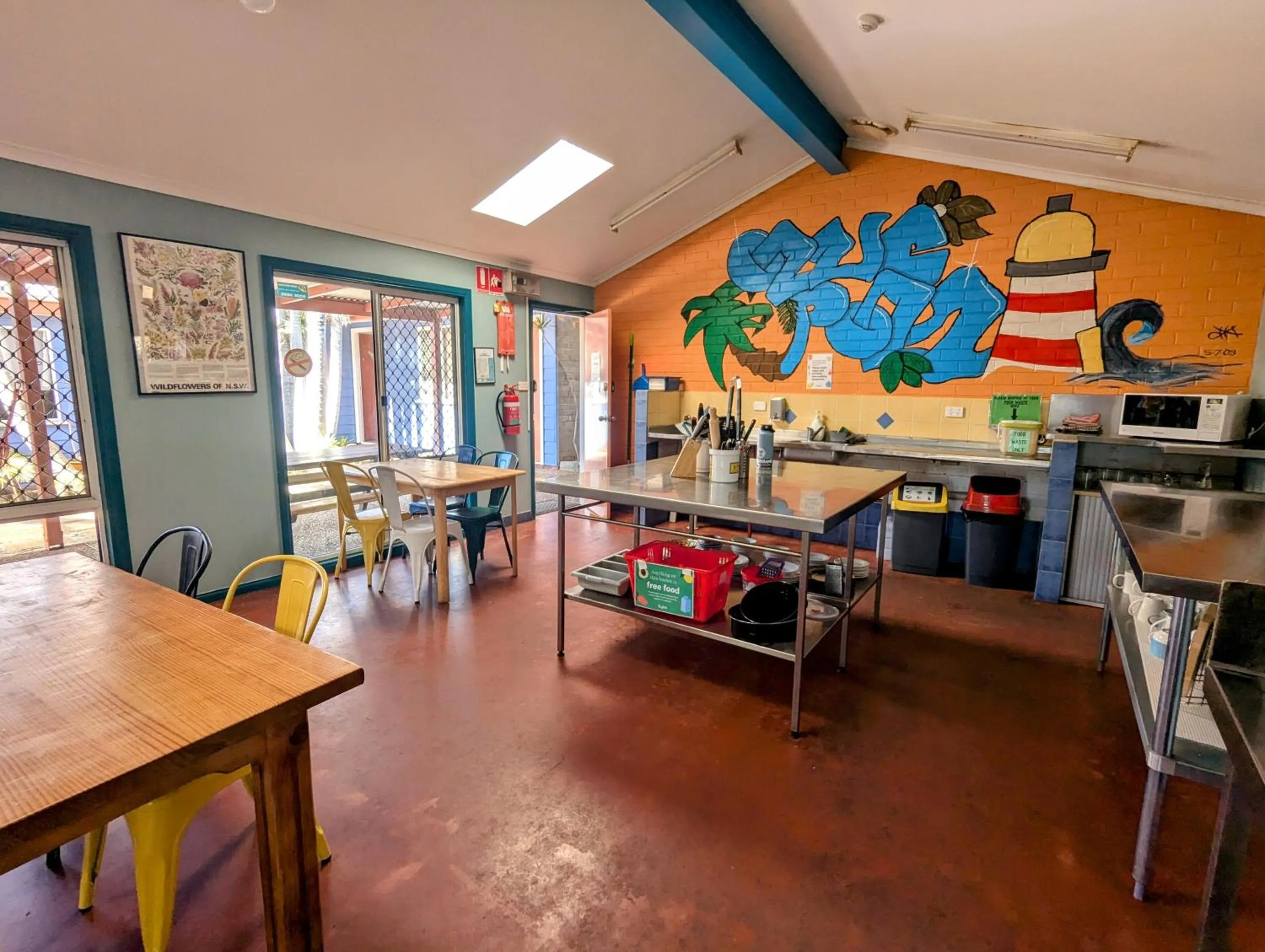 Communal kitchen in Ozzie Pozzie Backpackers