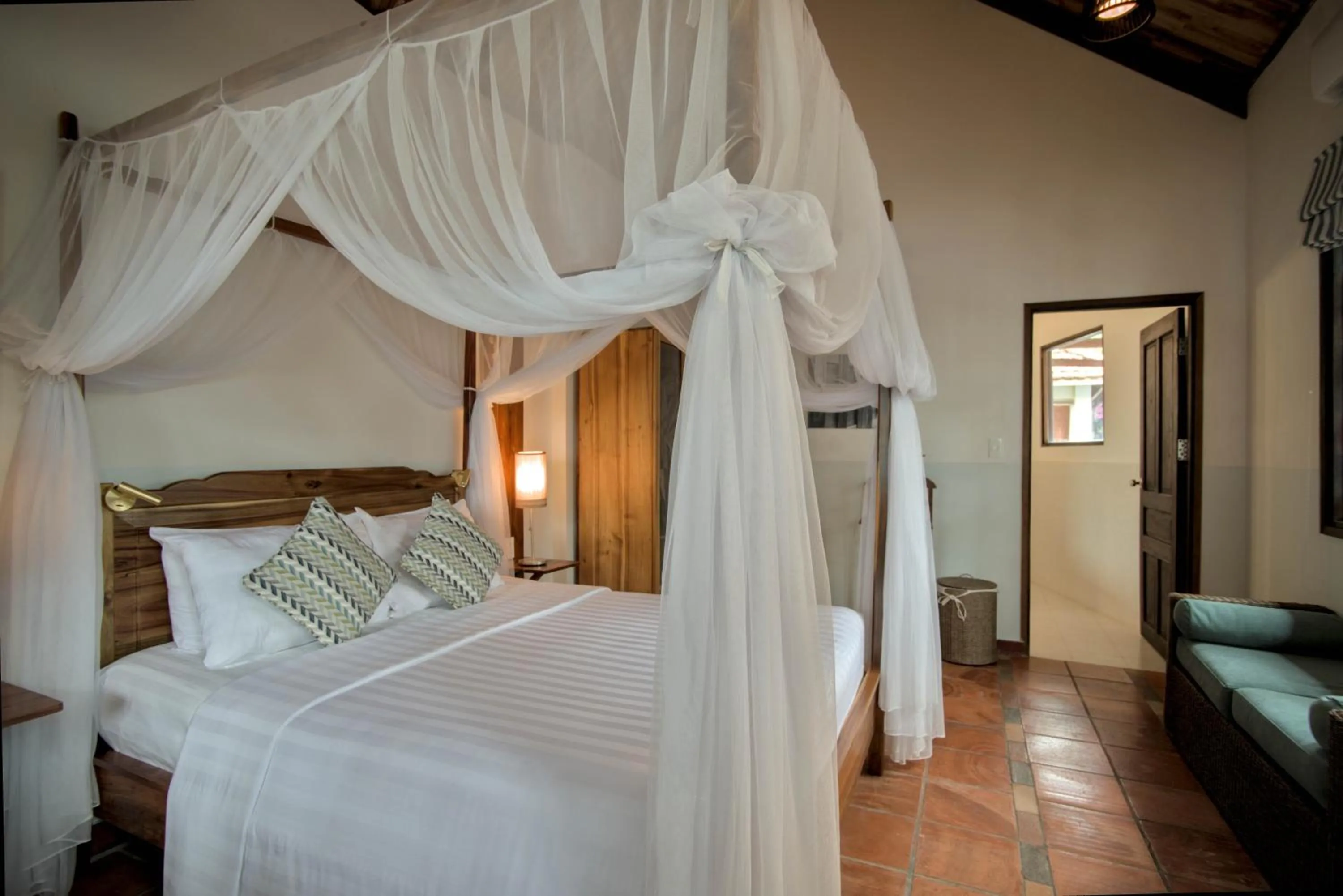 Bed in Cassia Cottage Resort and Spa
