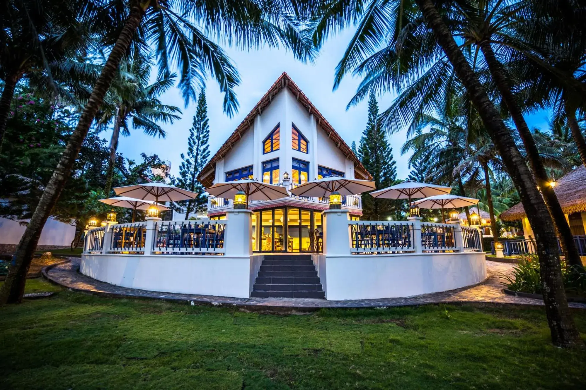 Restaurant/places to eat in L'Azure Resort and Spa Restaurant/places to eat in L'Azure Resort and Spa