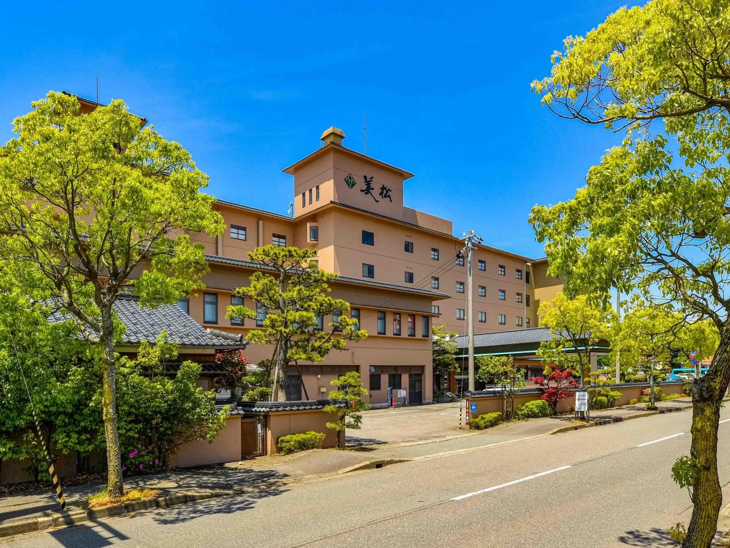 Property building in Hokuriku Fukui Awara Onsen Mimatsu Property building in Hokuriku Fukui Awara Onsen Mimatsu