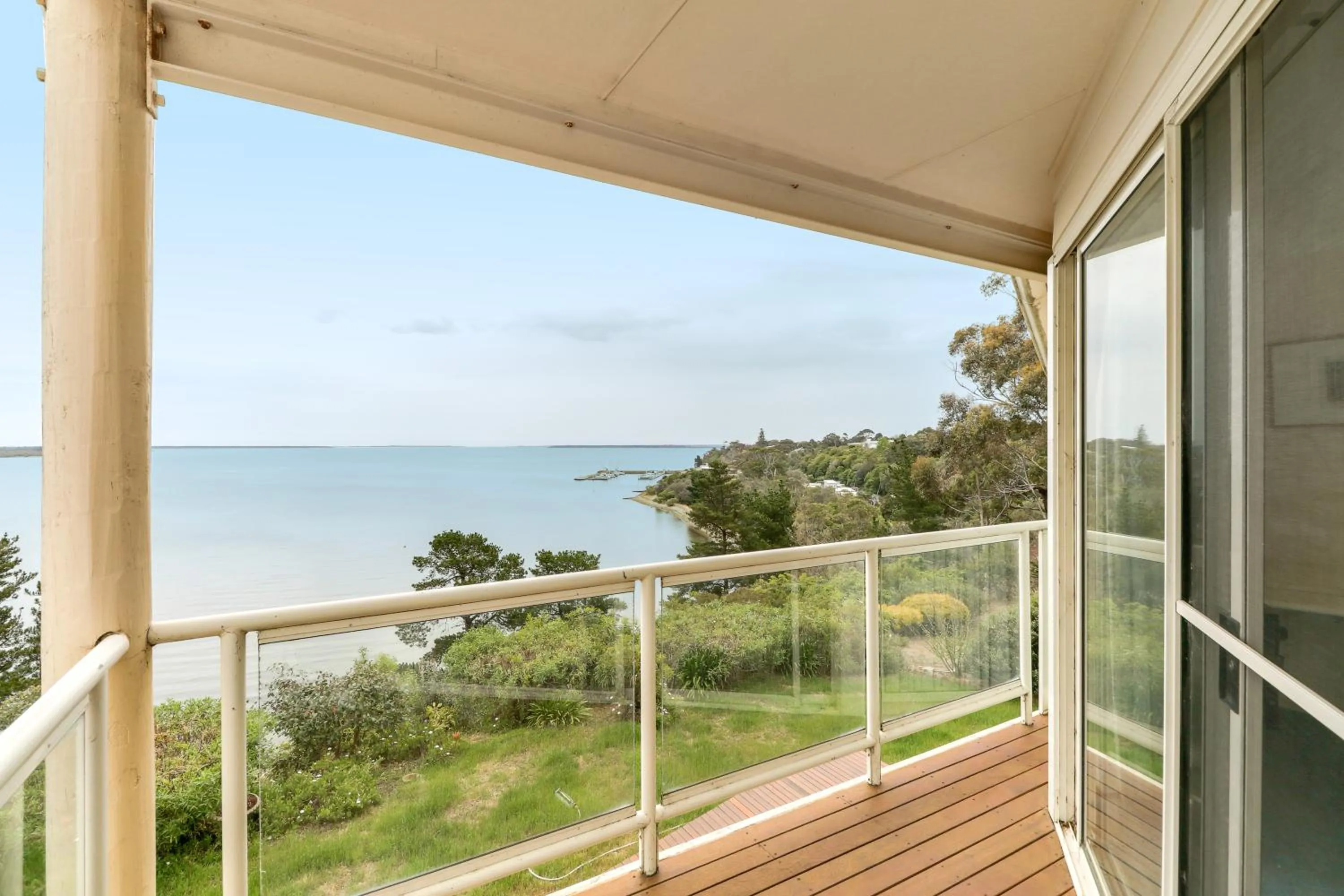 Aegina - Scenic Lakeside Family Retreat