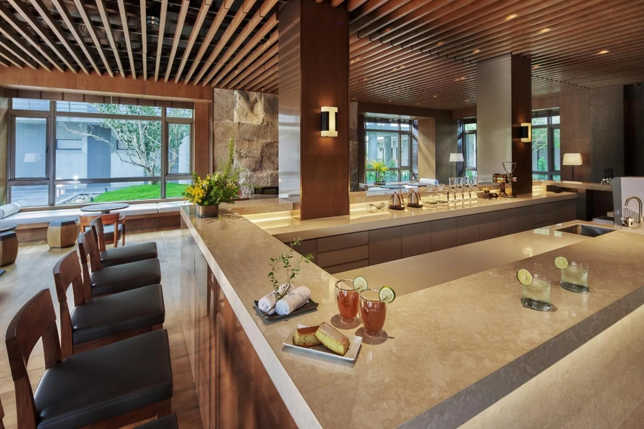 Food and drinks in Apexvilla-moon