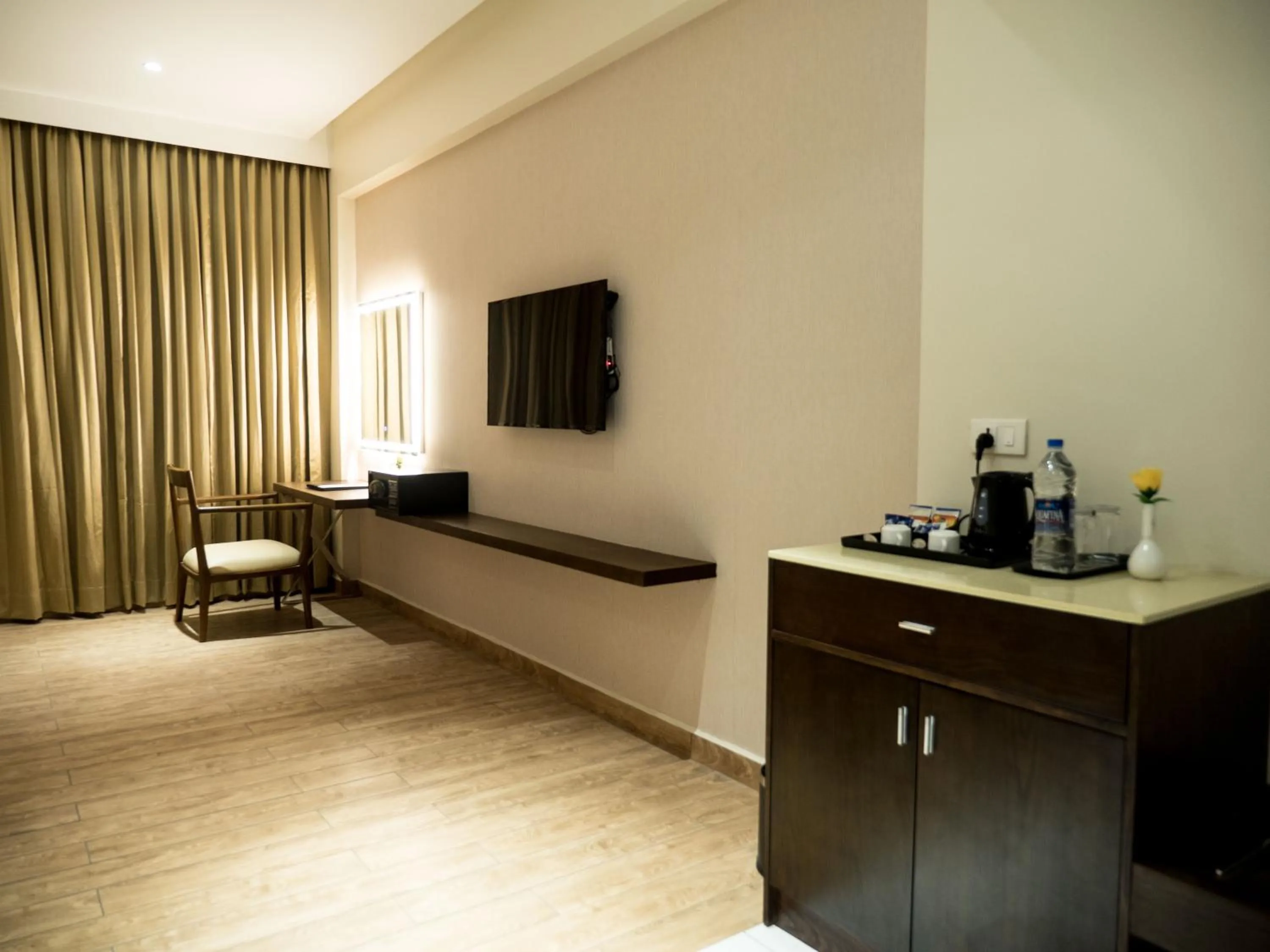 Coffee/tea facilities, Bed in Grand Ashok