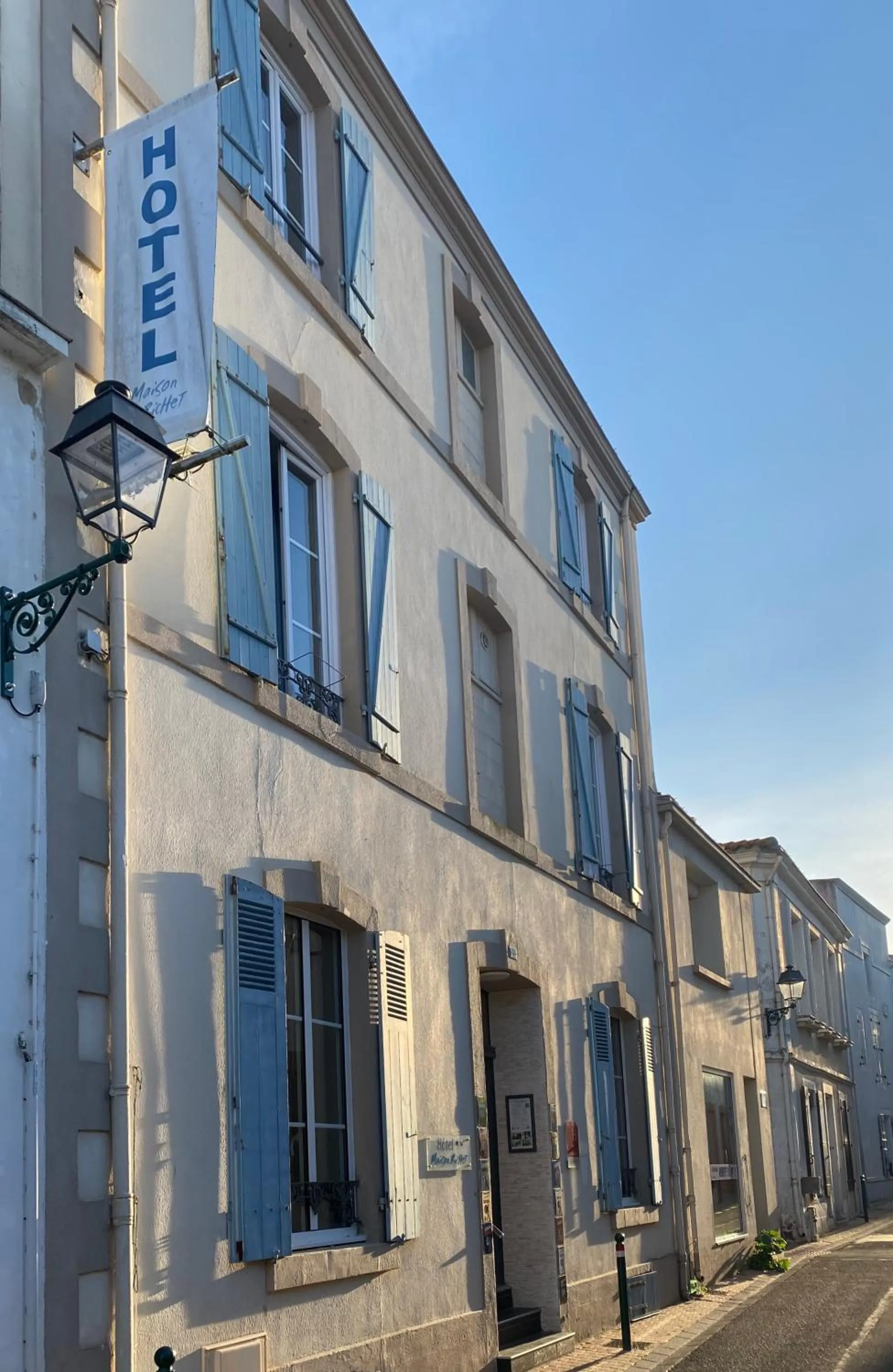 Property building in Maison Richet