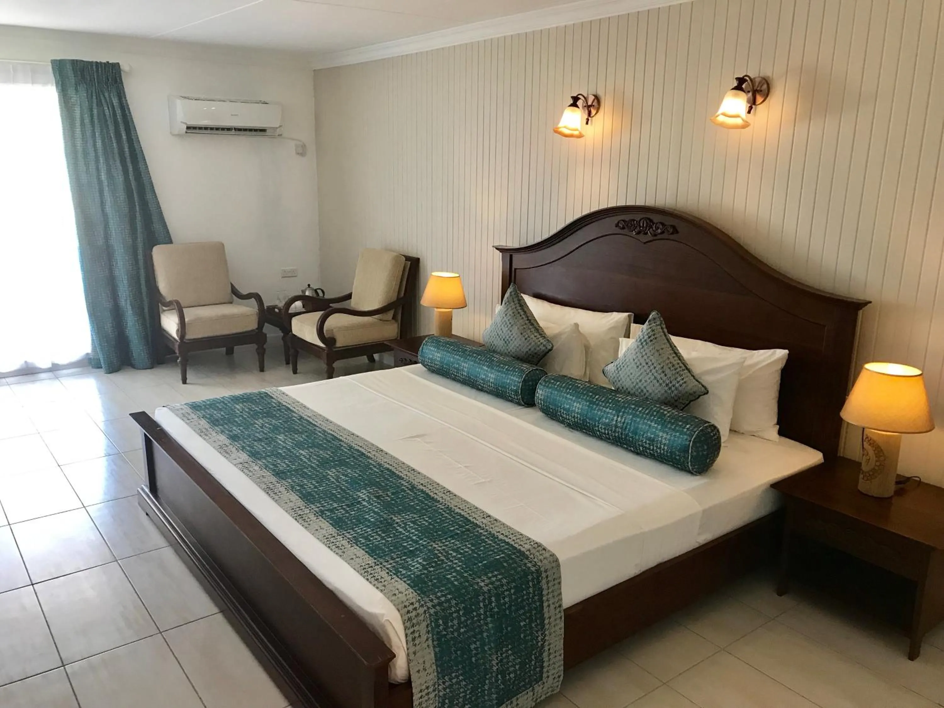 Bed in La Digue Island Lodge
