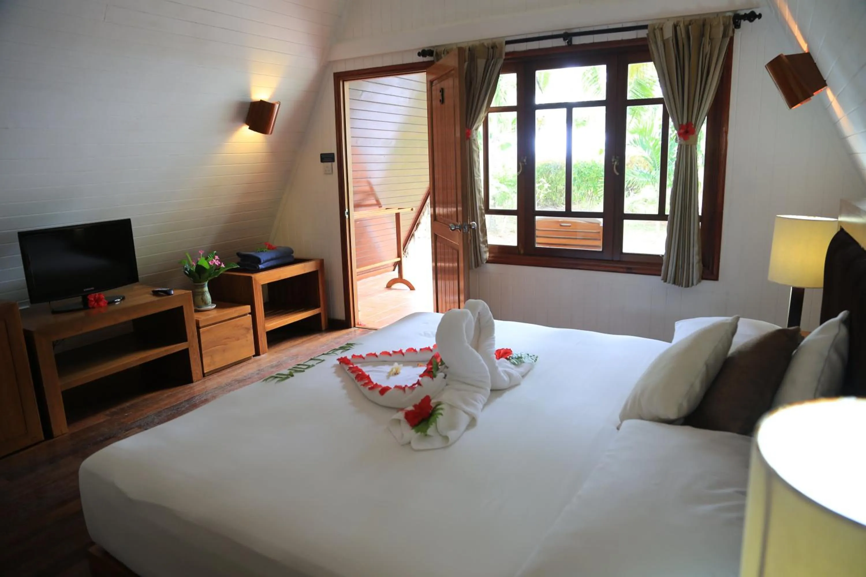 TV and multimedia, Bed in La Digue Island Lodge