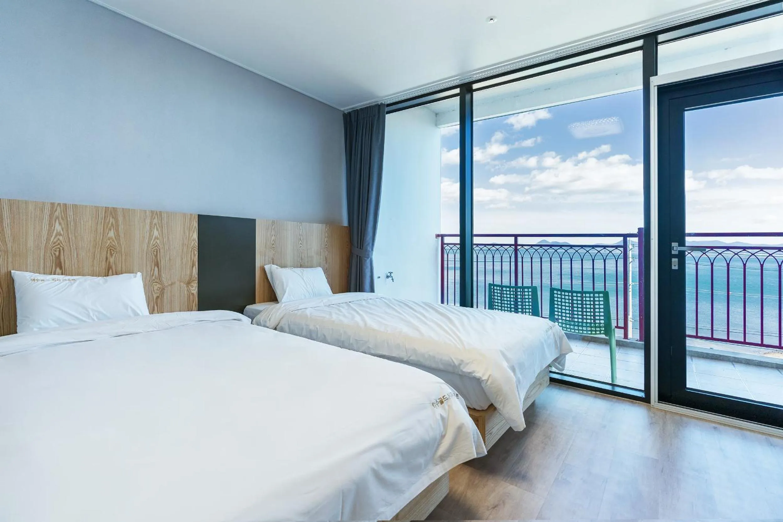 Bed in Gold Beach Resort