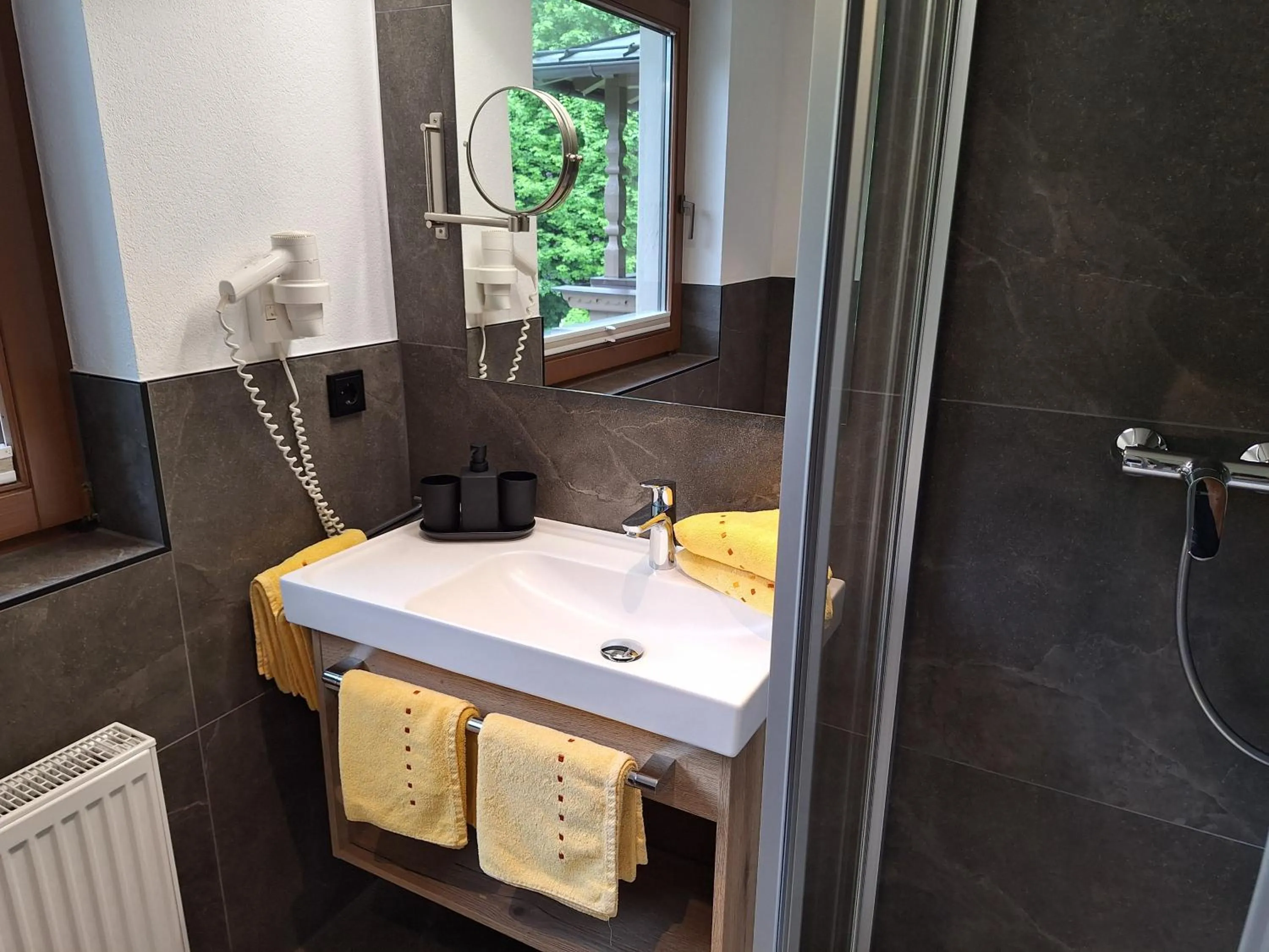 Bathroom in Hotel Garni Erler