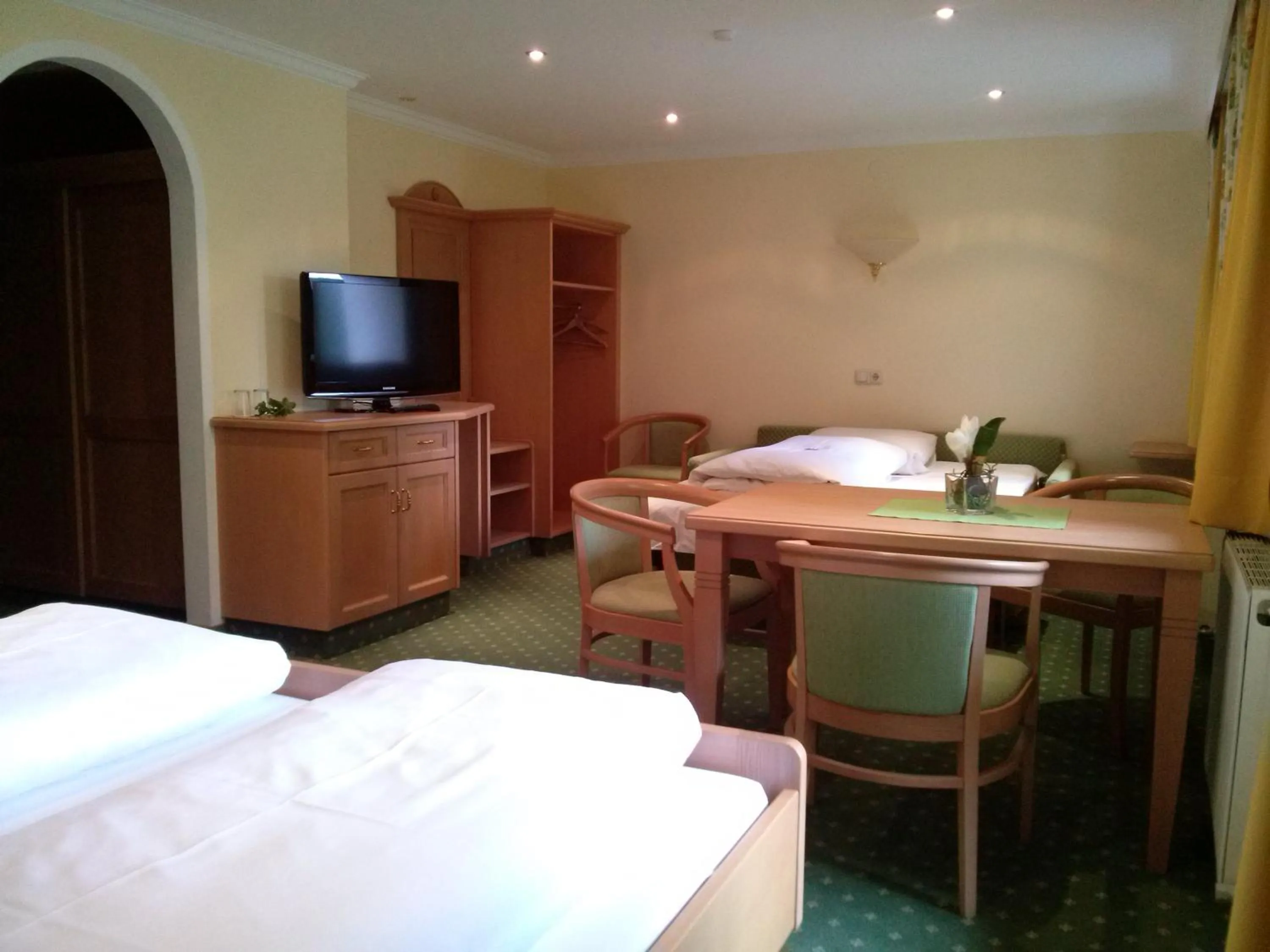 Photo of the whole room, Bed in Hotel Garni Erler