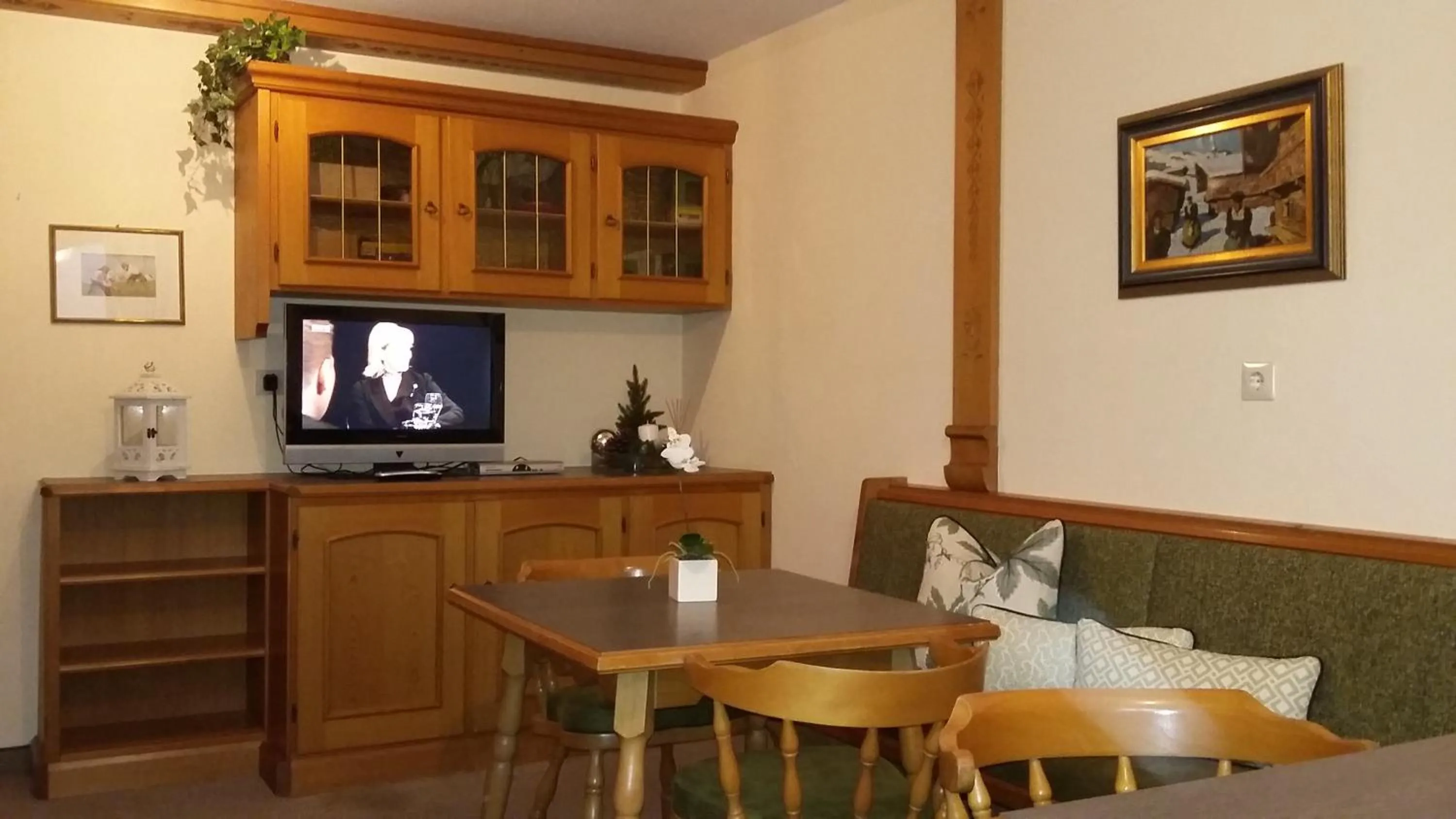 Communal lounge/ TV room in Hotel Garni Erler