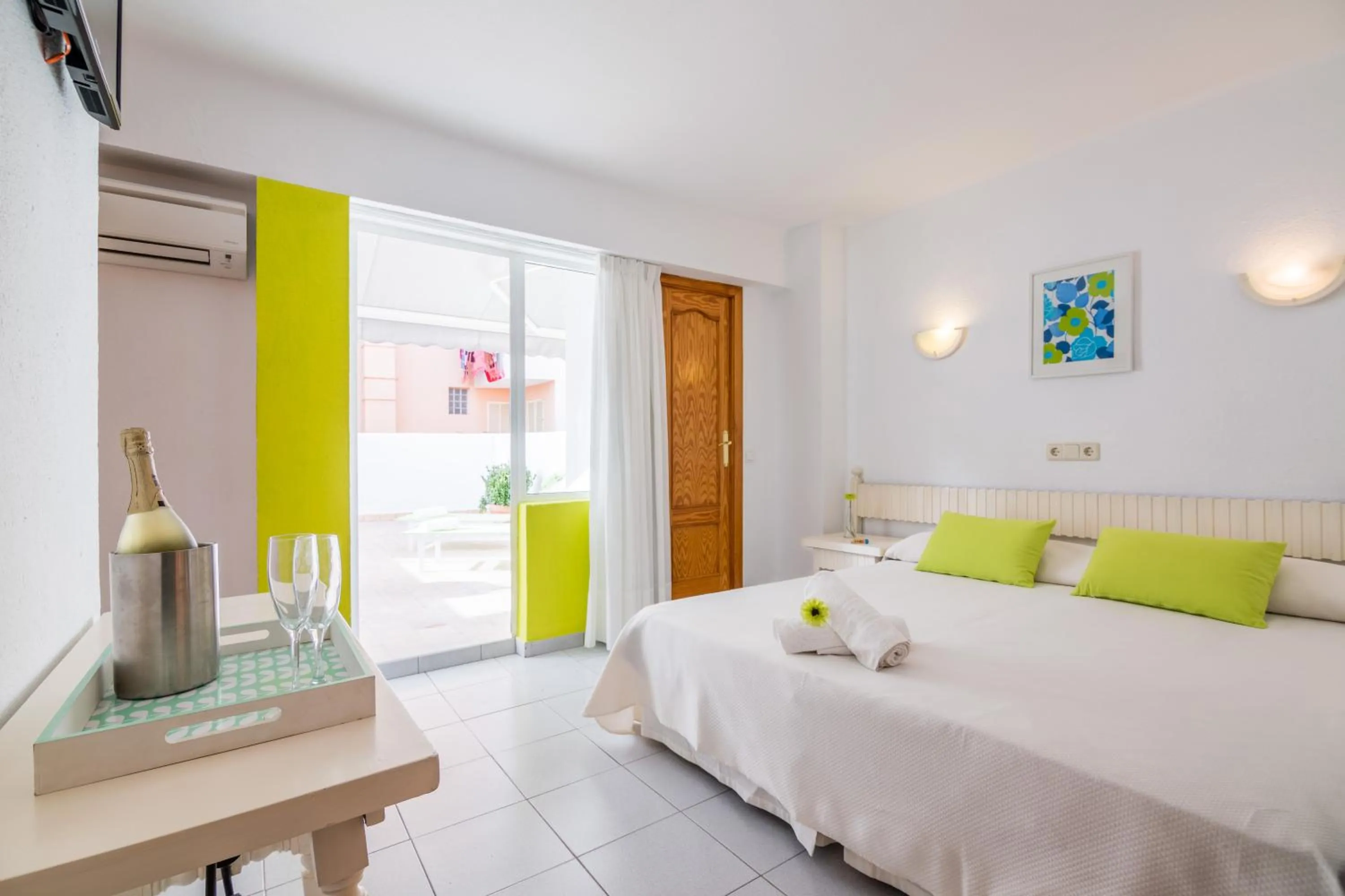 Photo of the whole room, Bed in Garau Petit Hotel