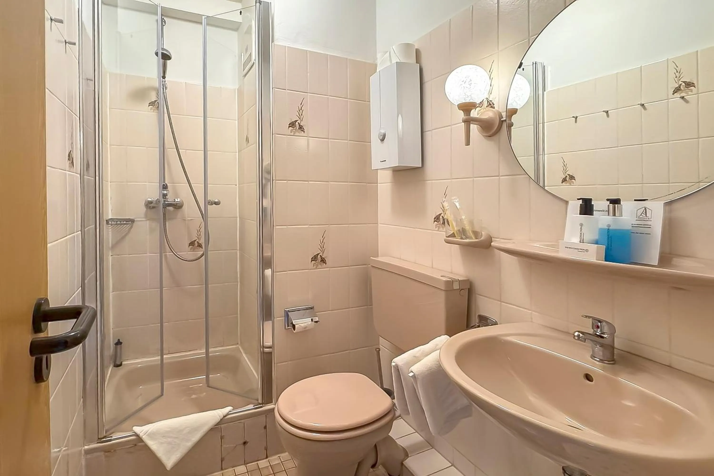 Bathroom in Haus Roseneck mit gratis Zugang zur Jod-Sole-Therme