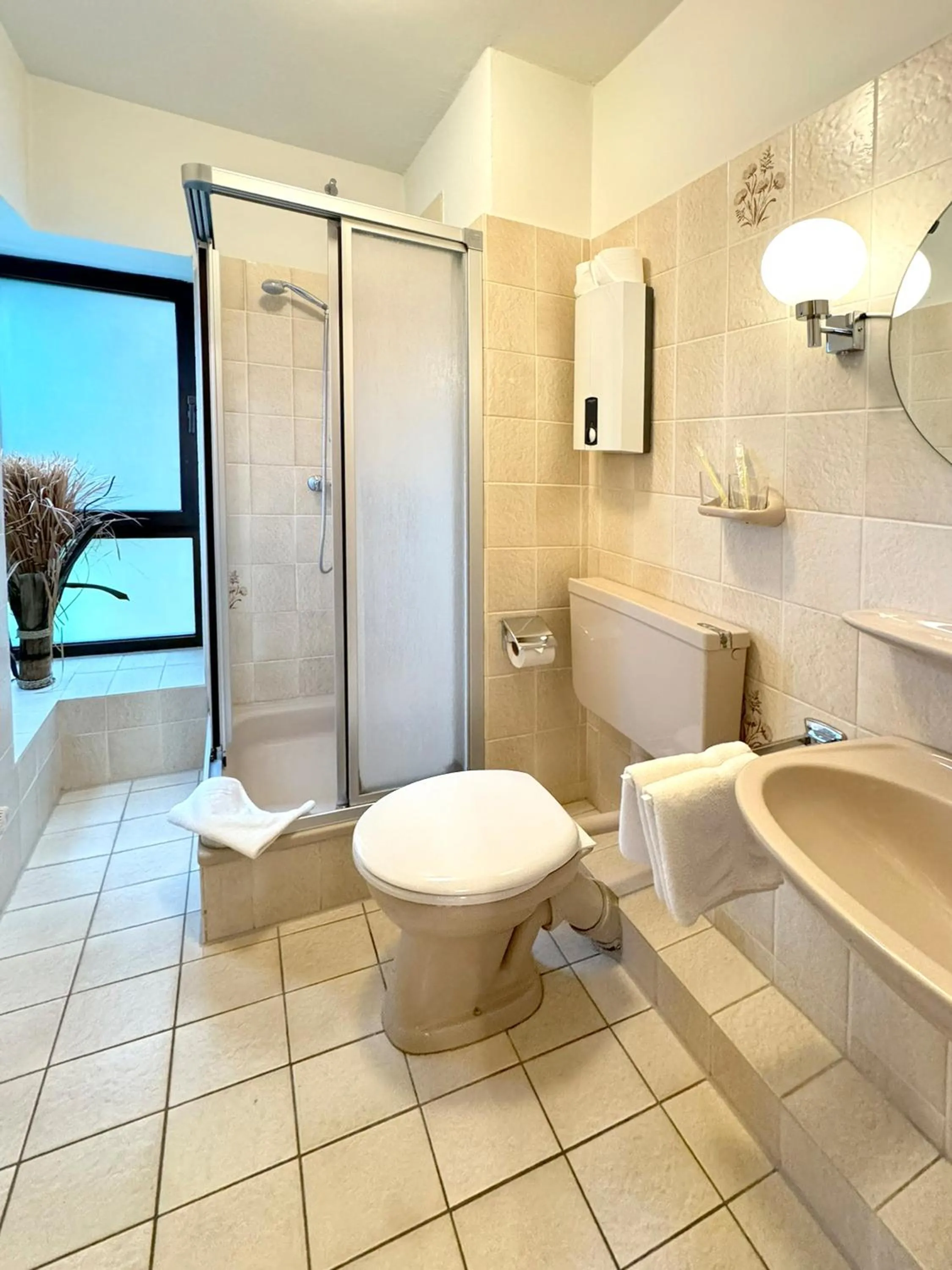 Bathroom in Haus Roseneck mit gratis Zugang zur Jod-Sole-Therme