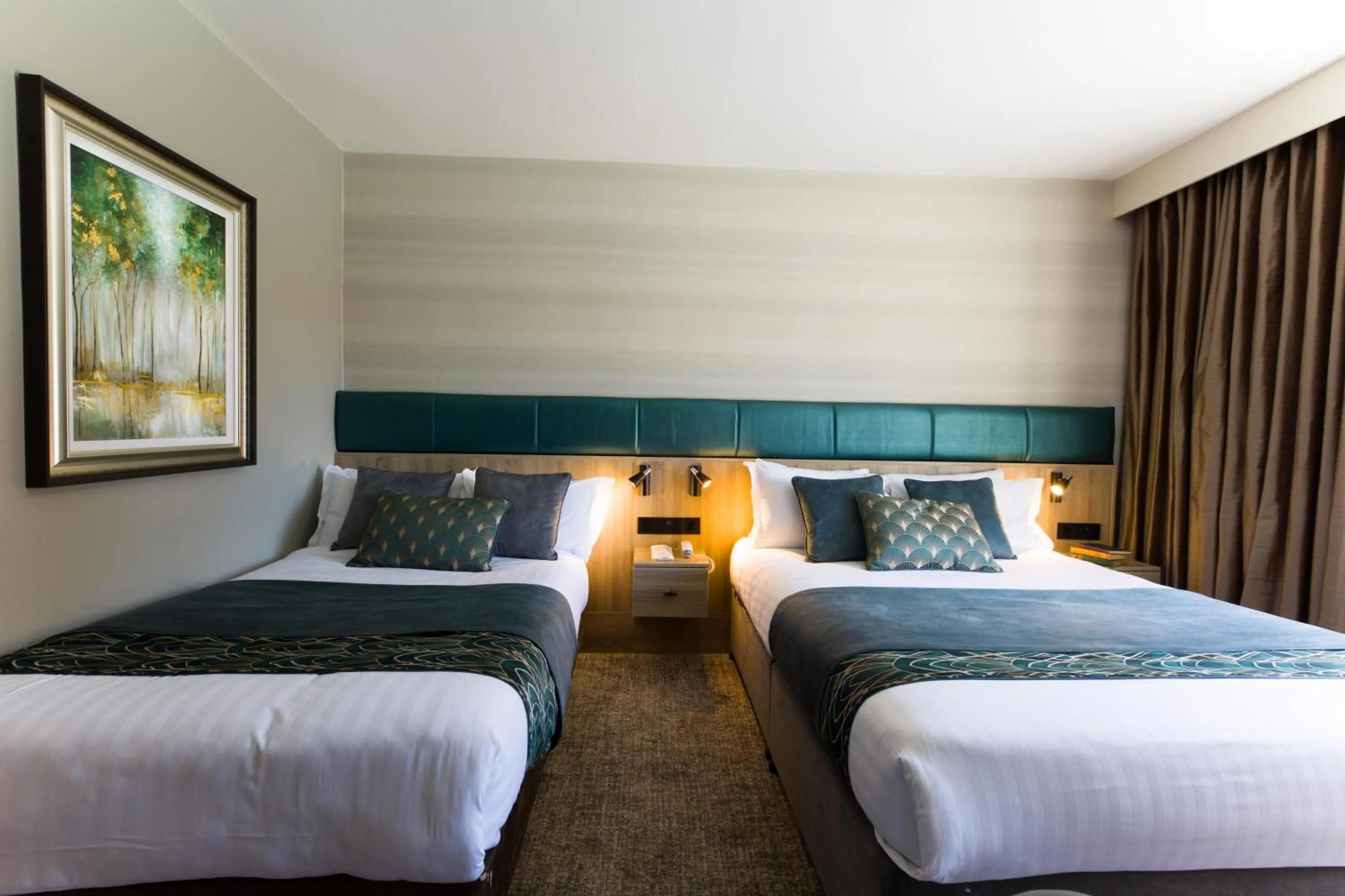 Property building, Bed in Scott's Hotel