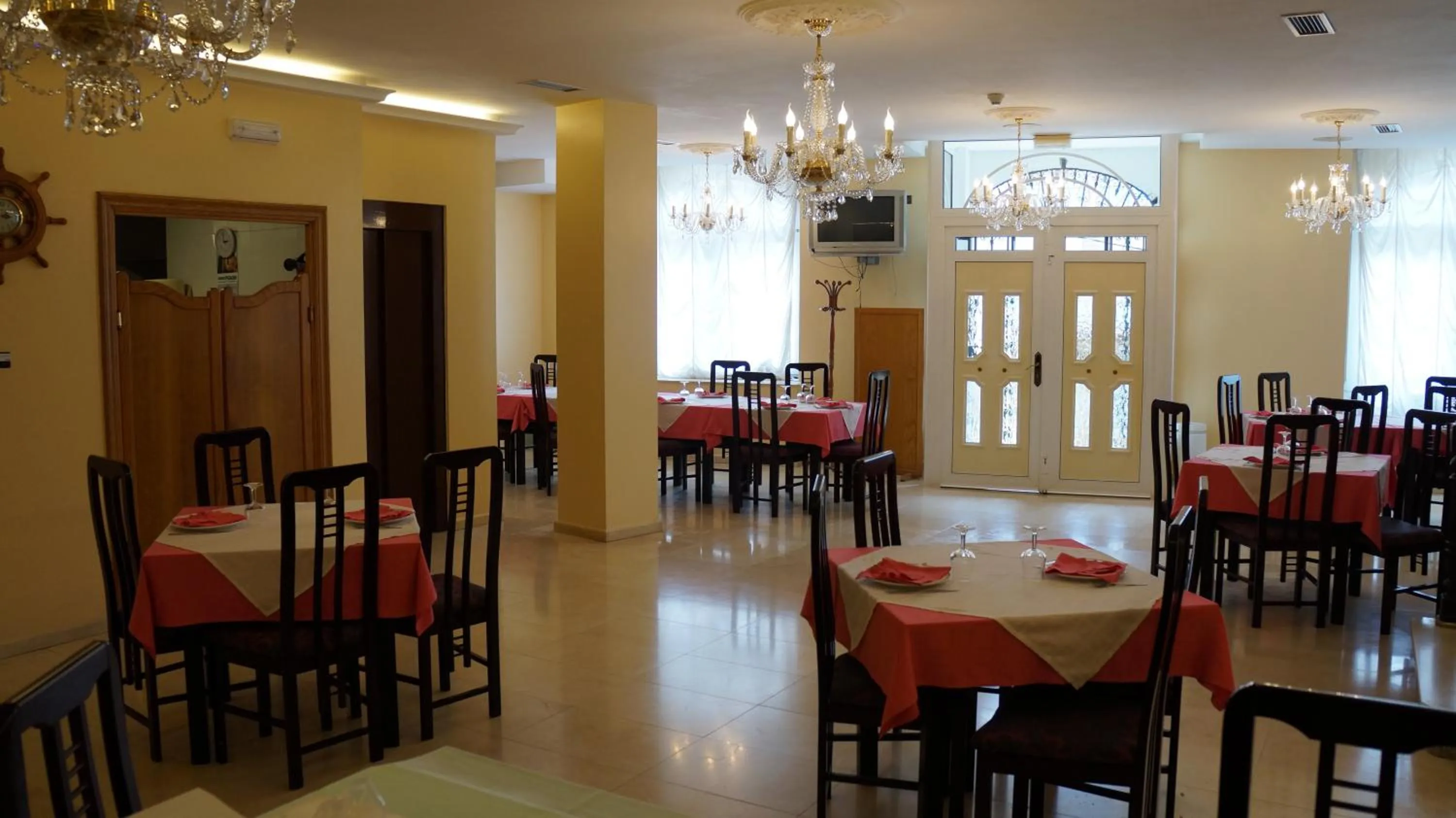 Restaurant/places to eat in Hotel Larry