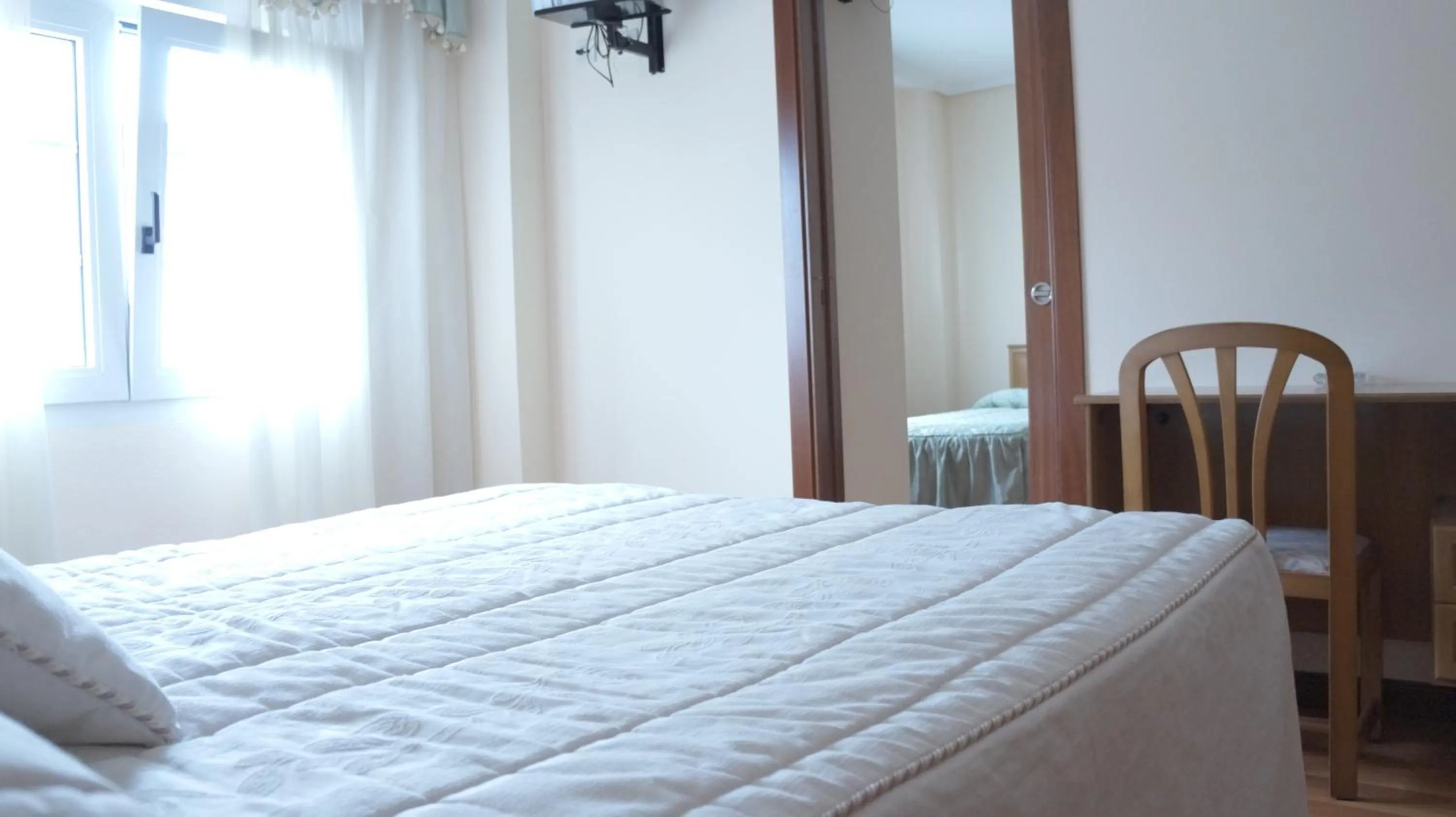 Photo of the whole room, Bed in Hotel Larry