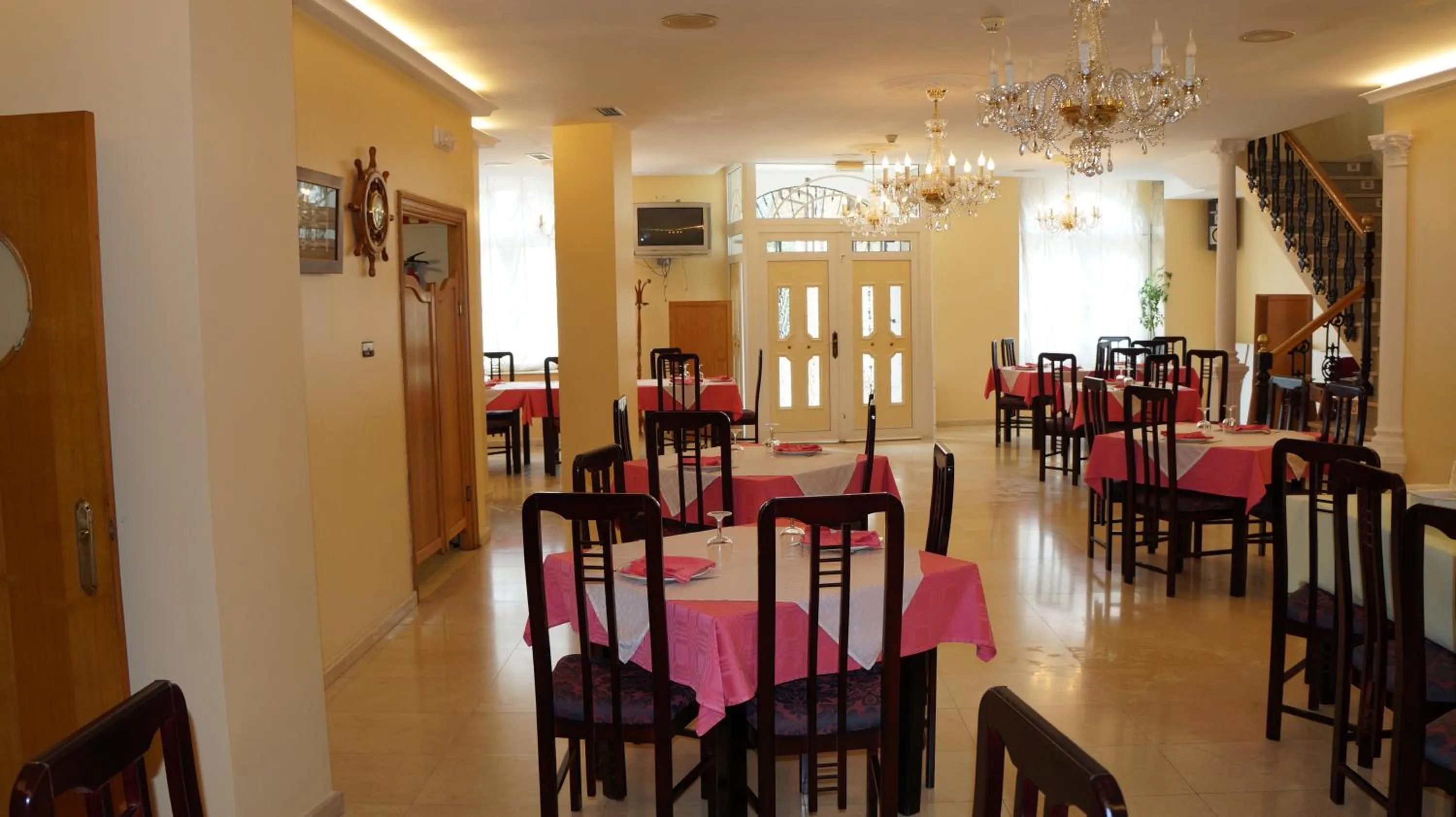 Restaurant/places to eat in Hotel Larry