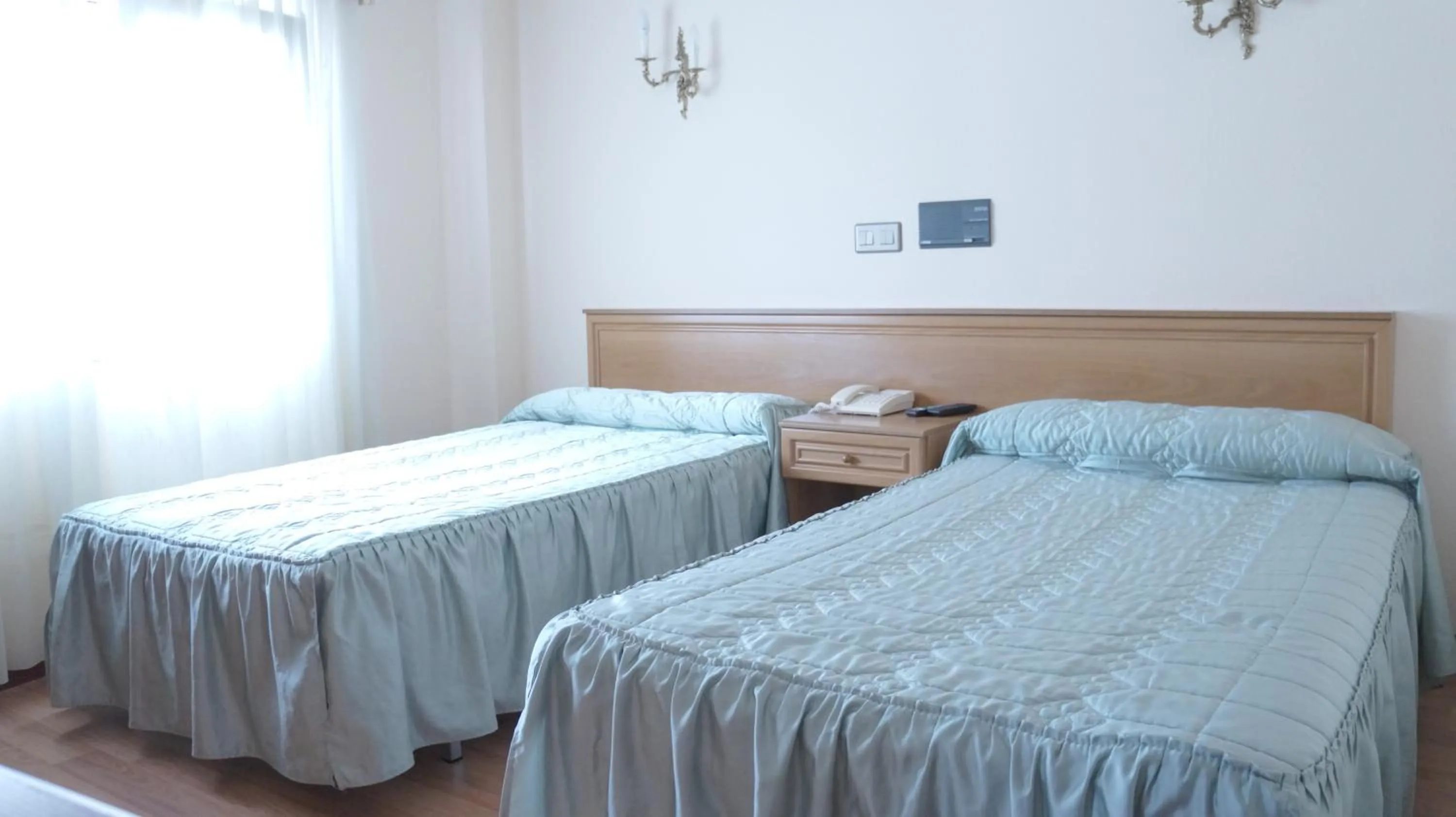 Photo of the whole room, Bed in Hotel Larry