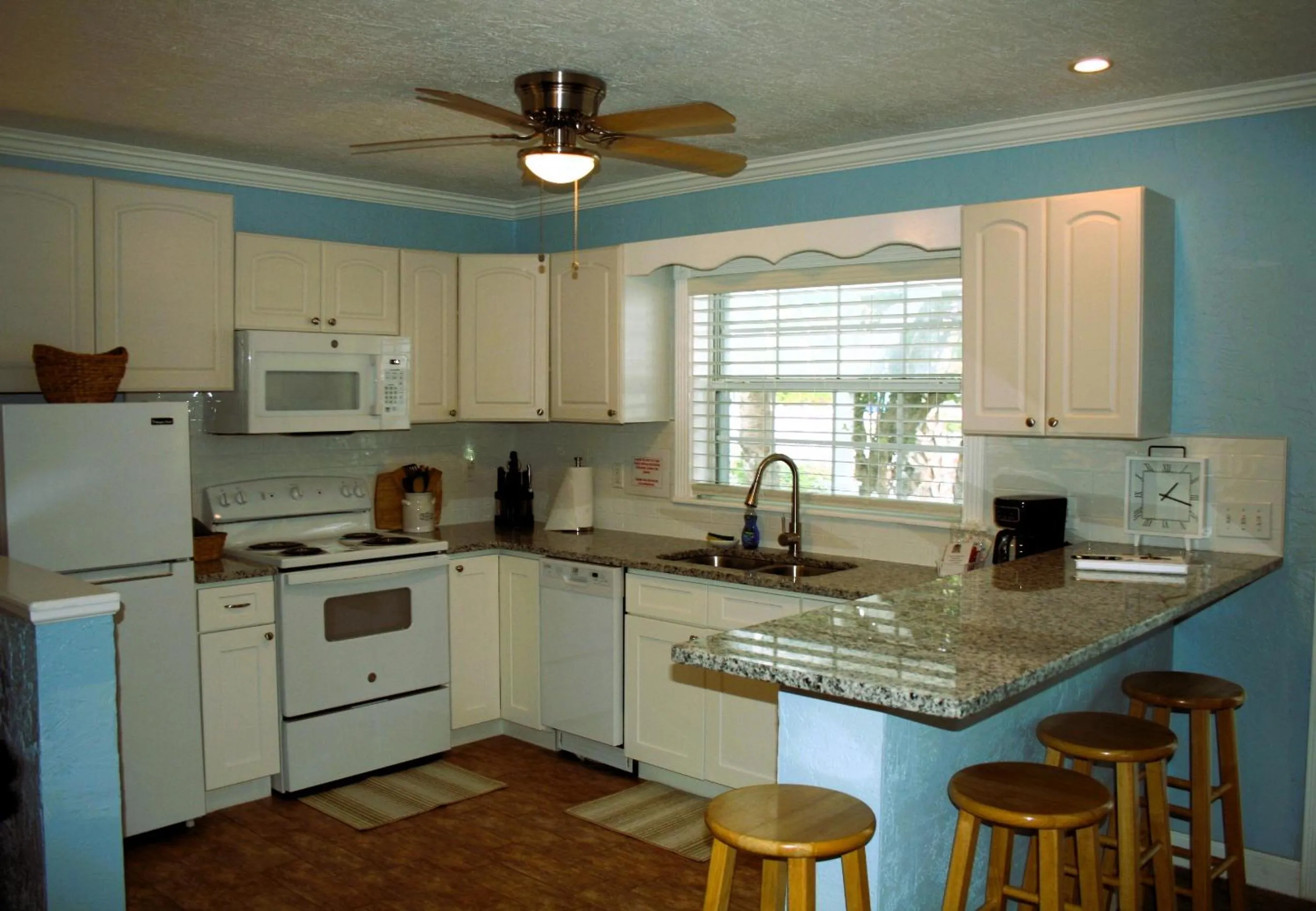 Kitchen or kitchenette in Pirates Pointe Resort