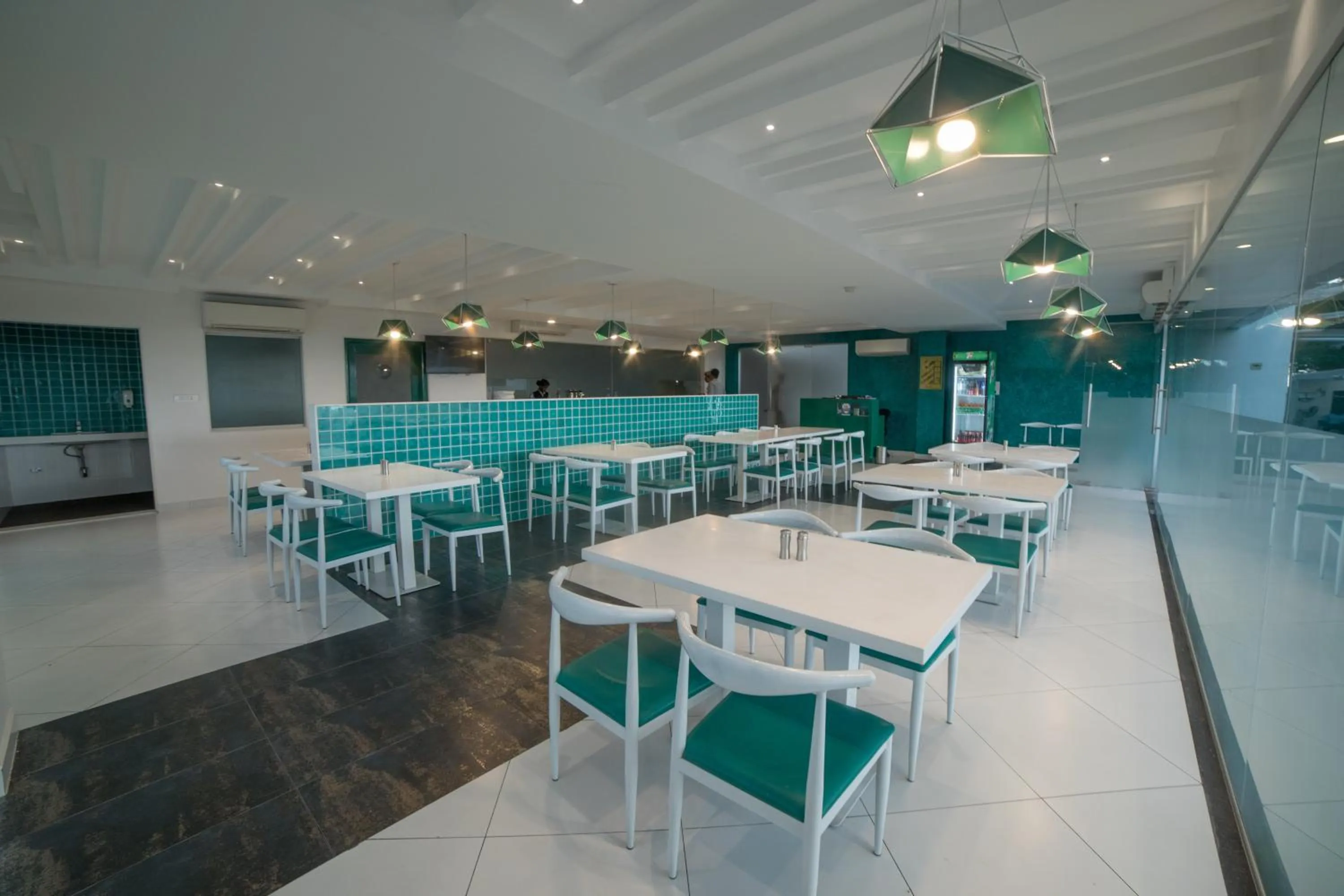 Restaurant/places to eat in Hotel Visakka Palani