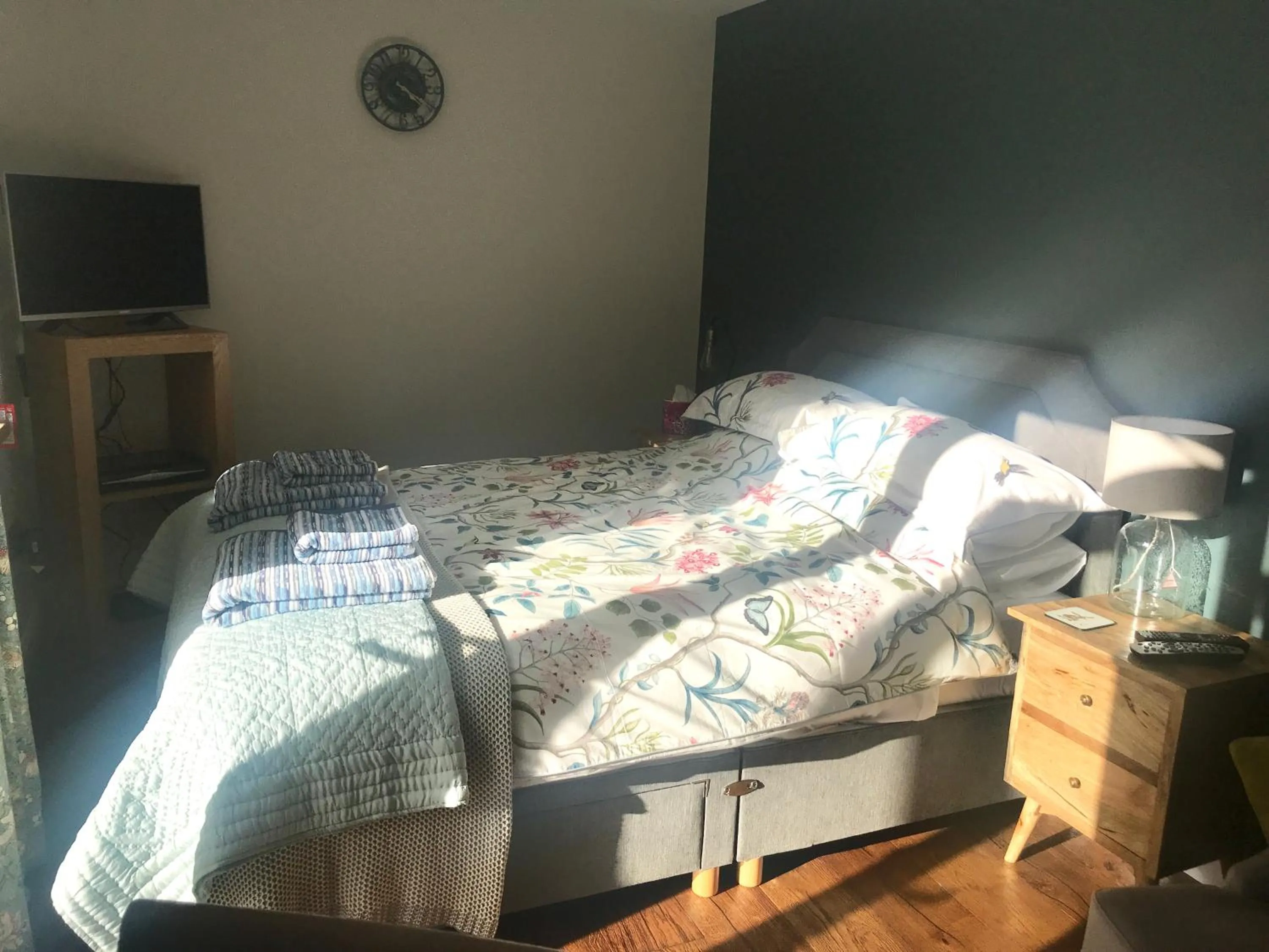 Bed in Corner House Luxury BnB