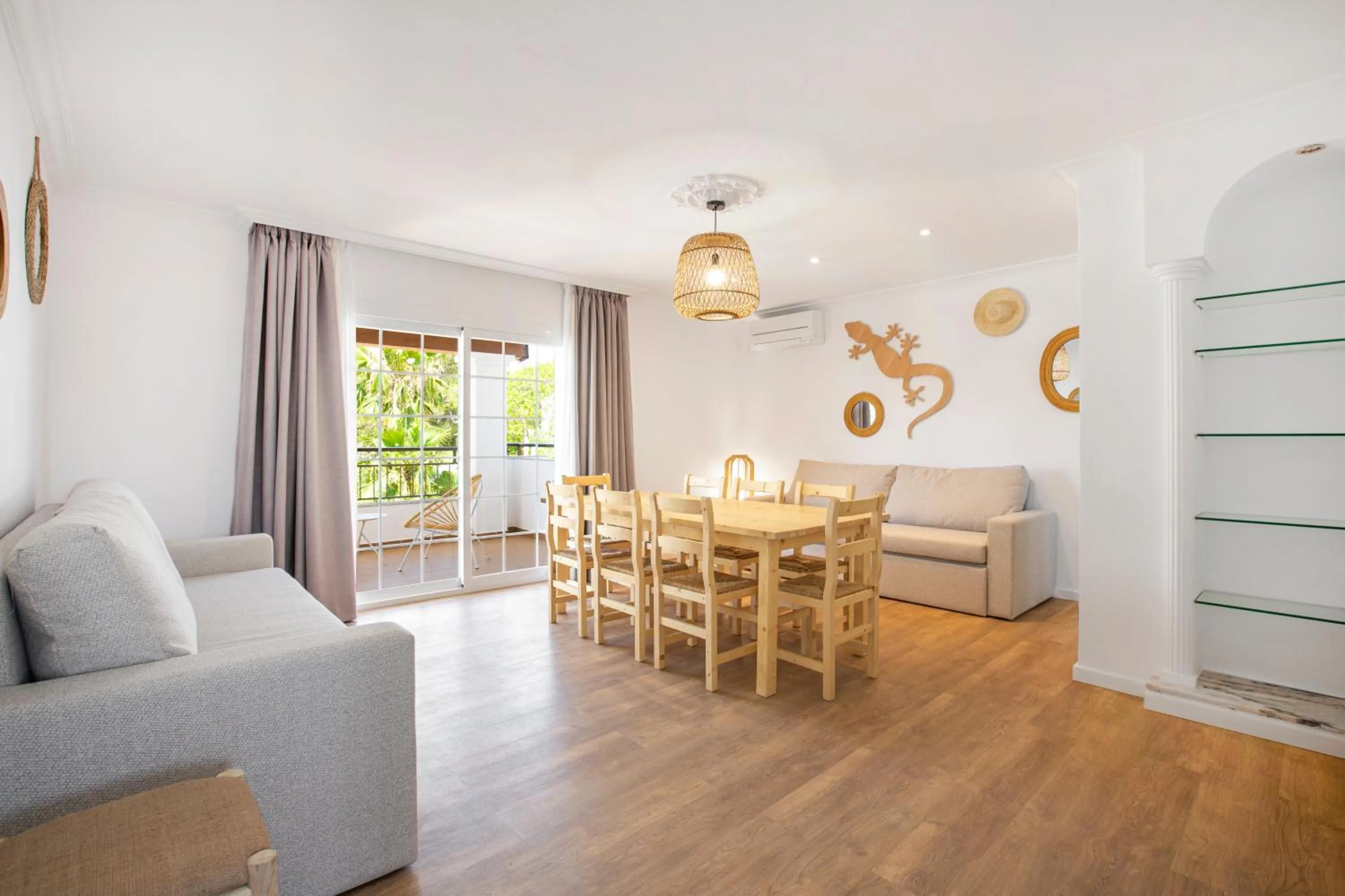 Dining area in Apartamentos Los Arcos