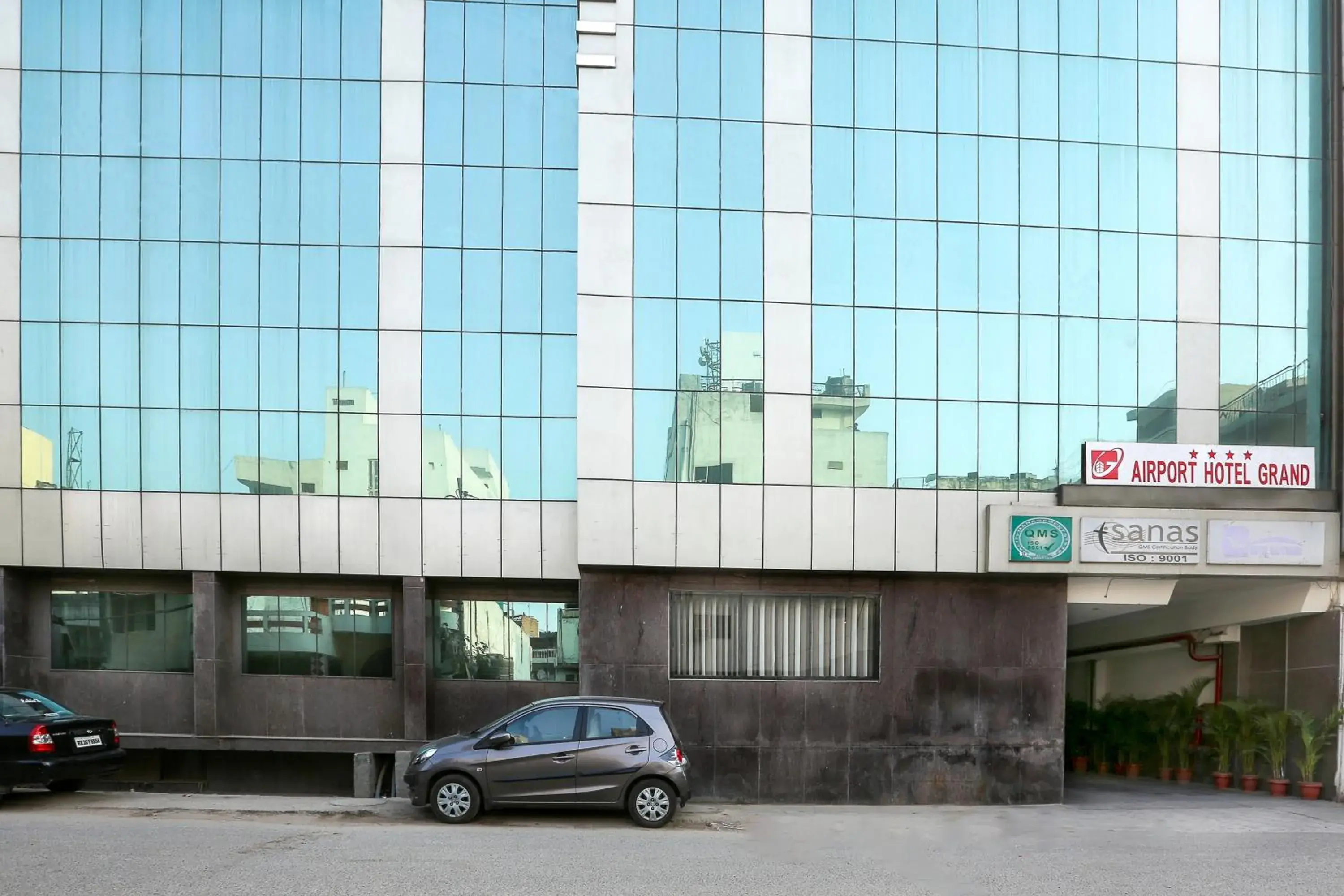 Property building in Airport Hotel Grand Property building in Airport Hotel Grand