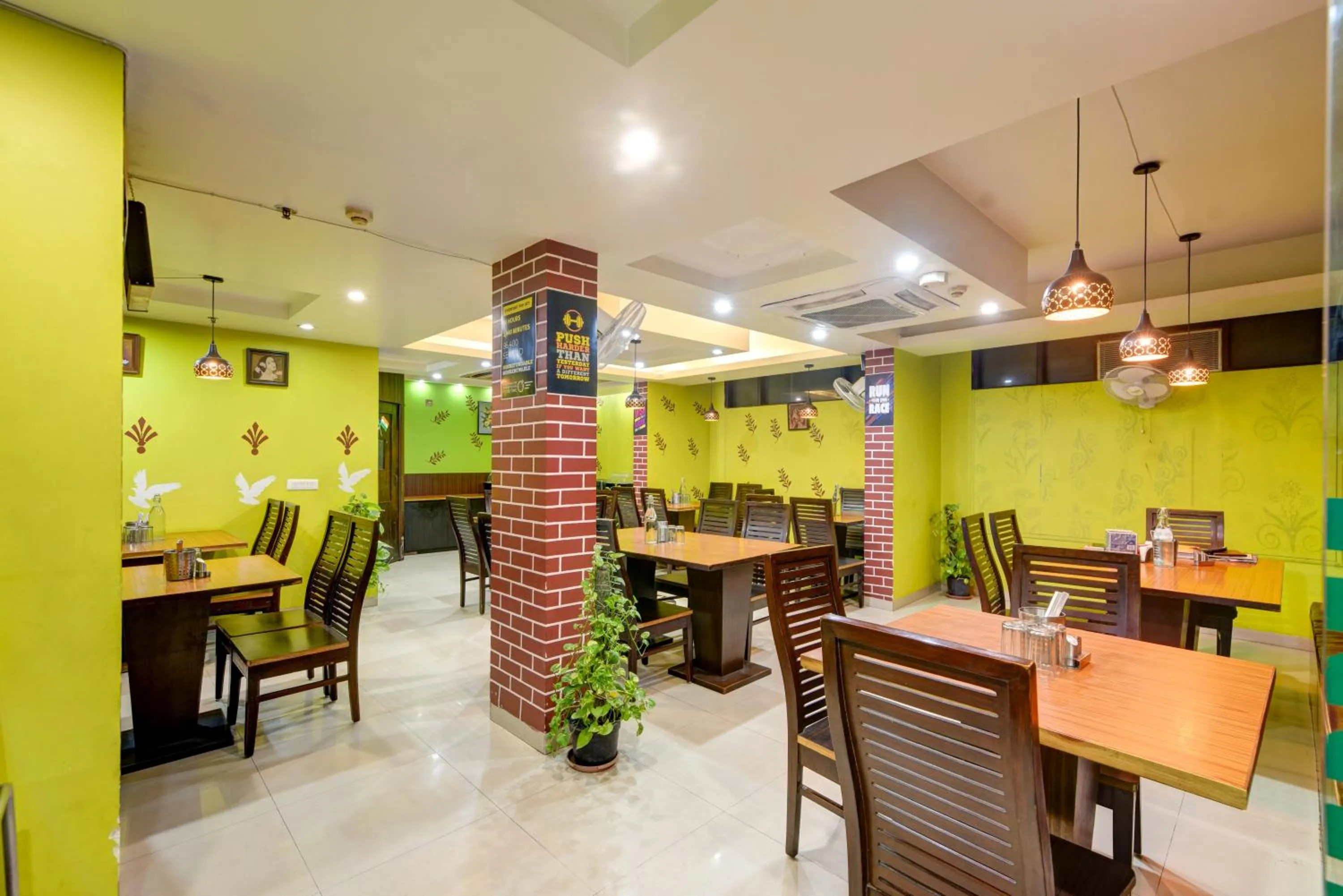 Restaurant/places to eat in Airport Hotel Grand