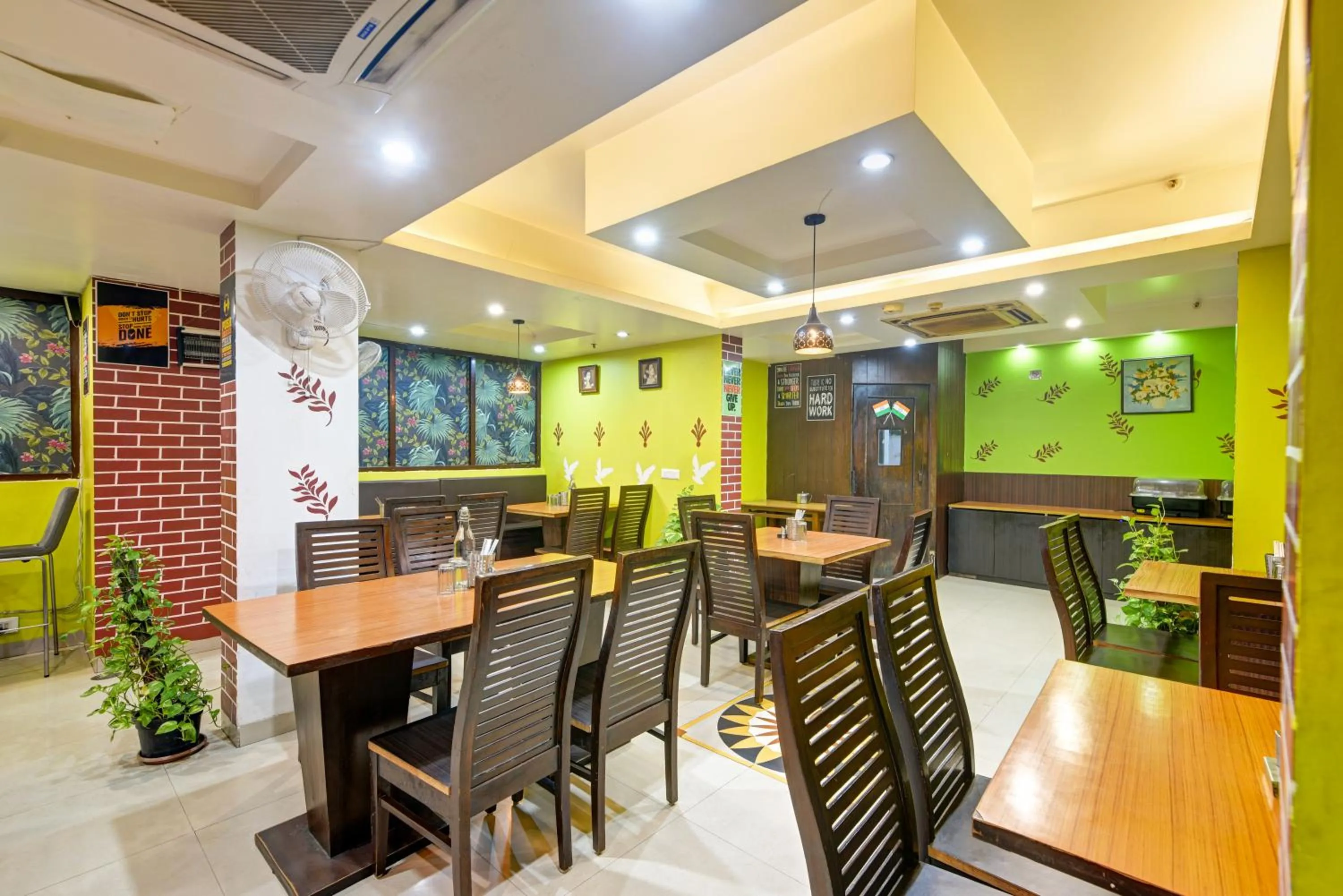 Restaurant/places to eat in Airport Hotel Grand