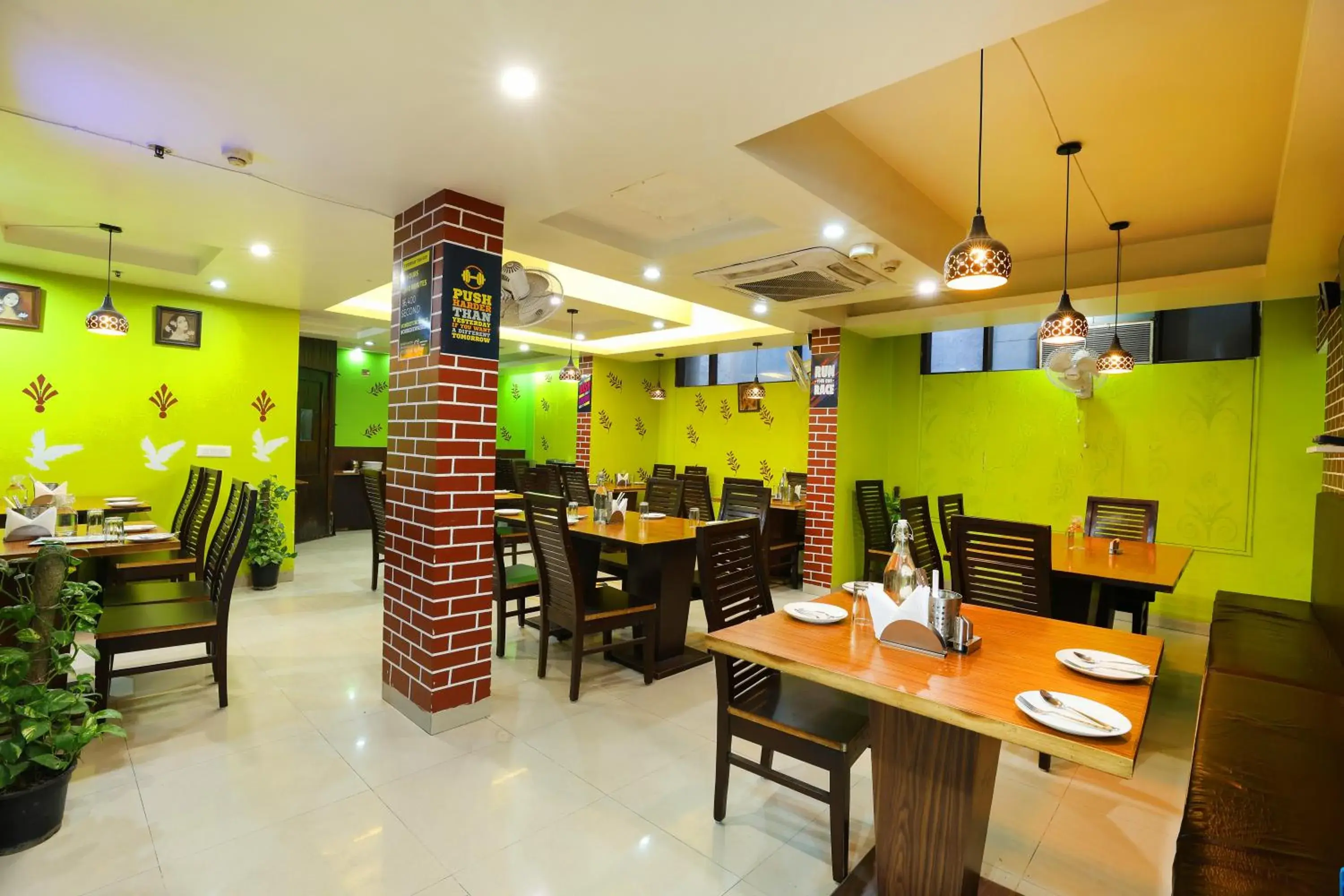 Restaurant/places to eat in Airport Hotel Grand Restaurant/places to eat in Airport Hotel Grand