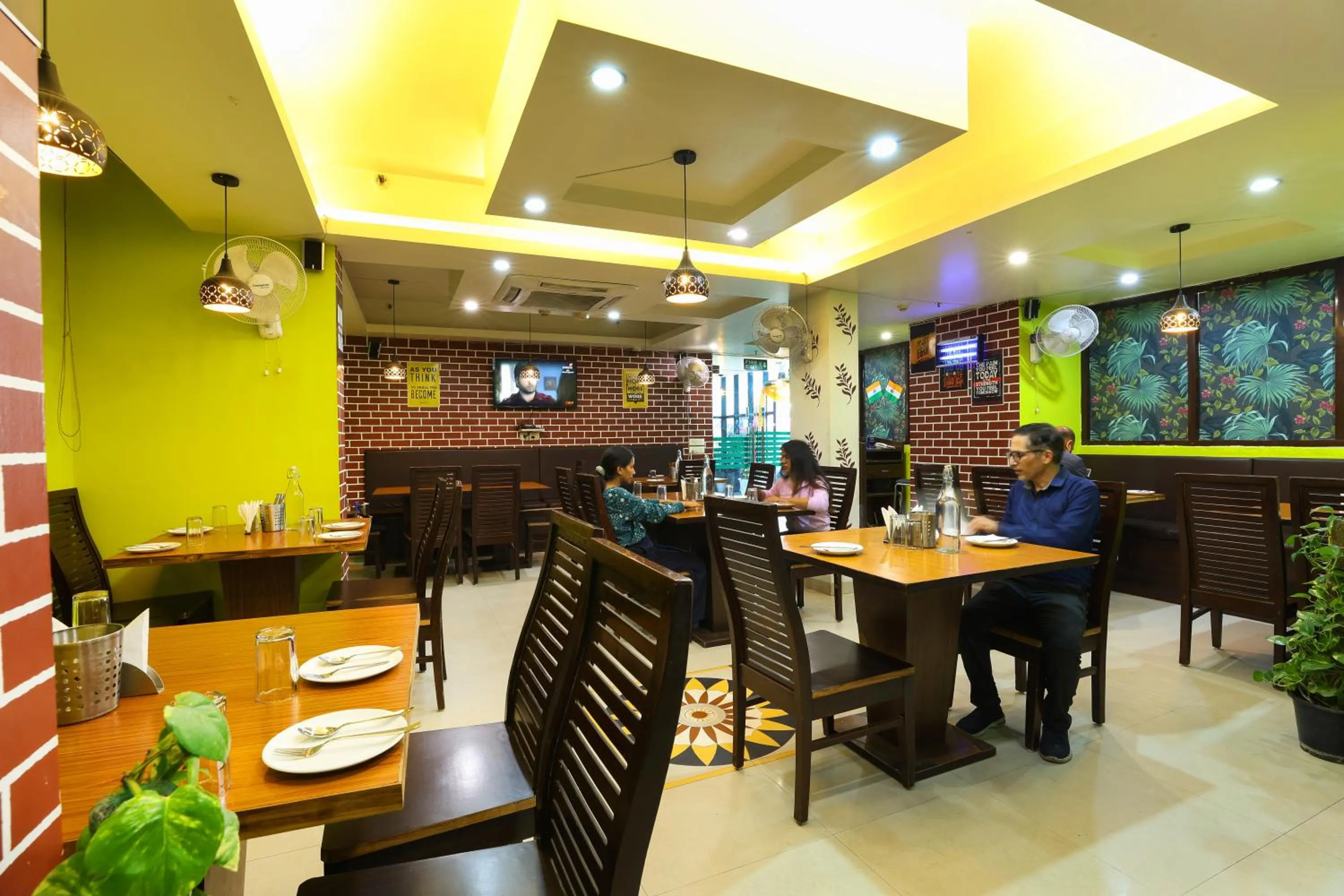 Restaurant/places to eat in Airport Hotel Grand