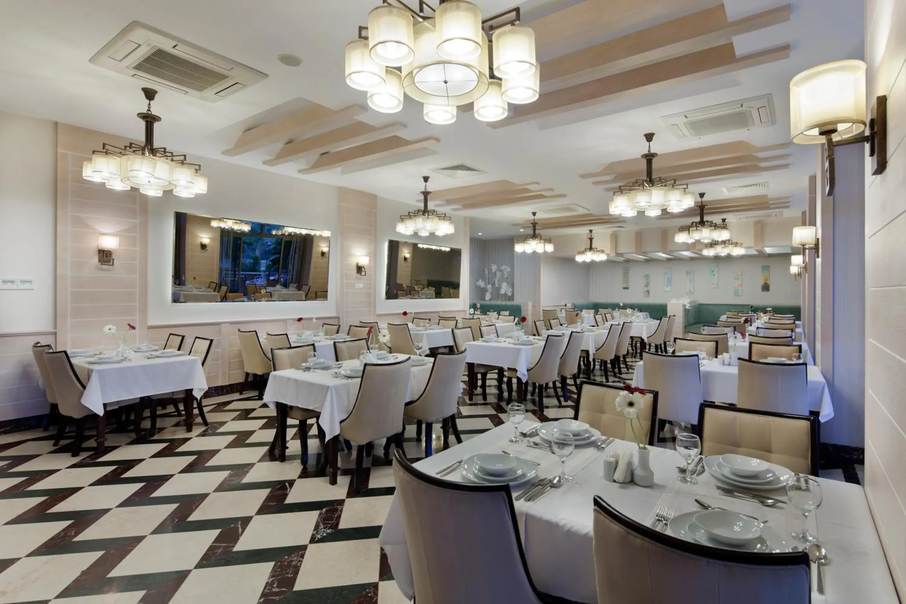 Restaurant/Places to Eat in Saphir Hotel & Villas